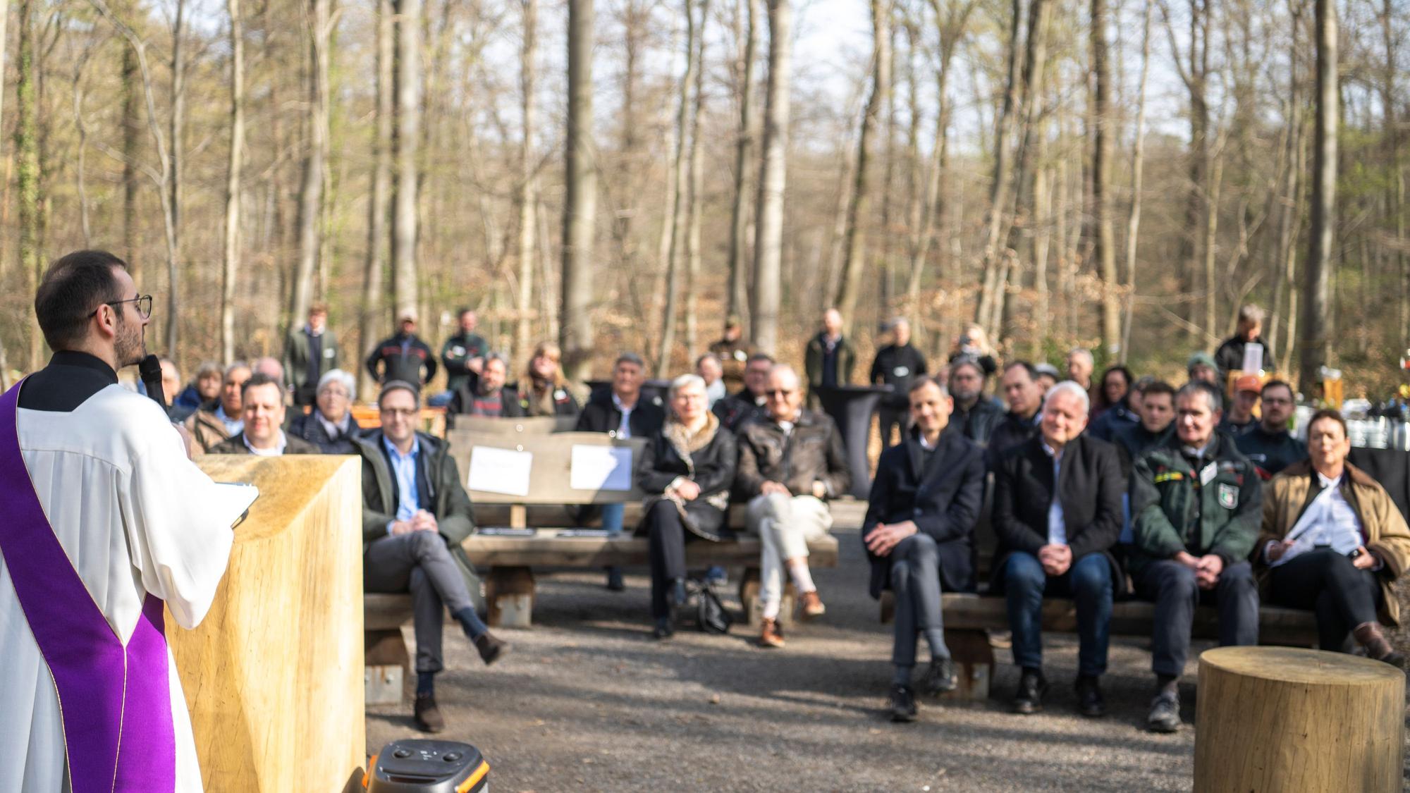 Das Bild zeigt einen Moment während des Gottesdiensts im Friedwald.
