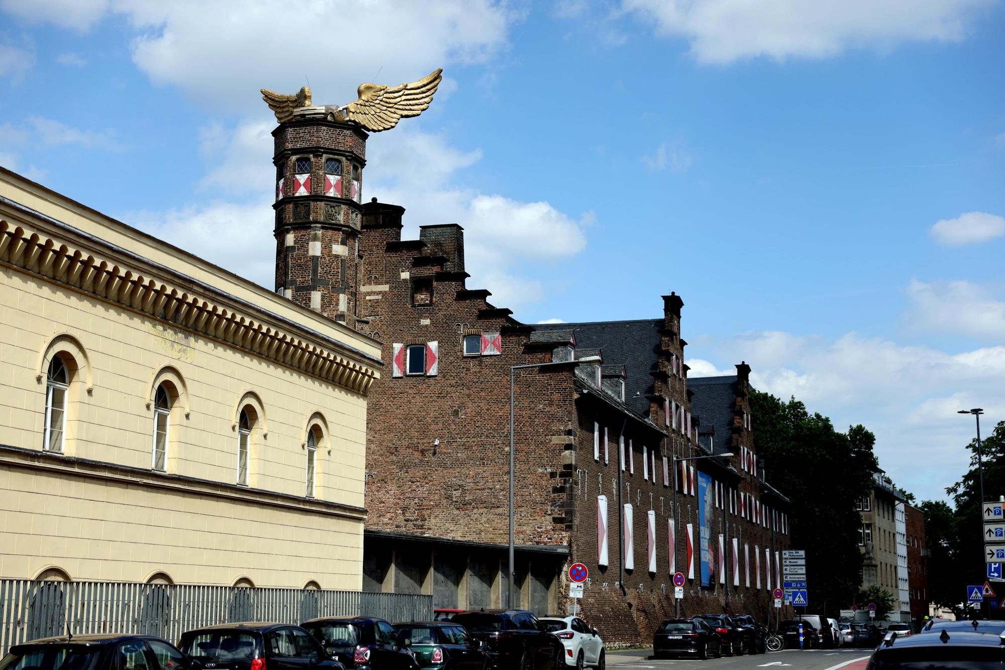 Die Alte Wache (vorne) und das Zeughaus in Köln.