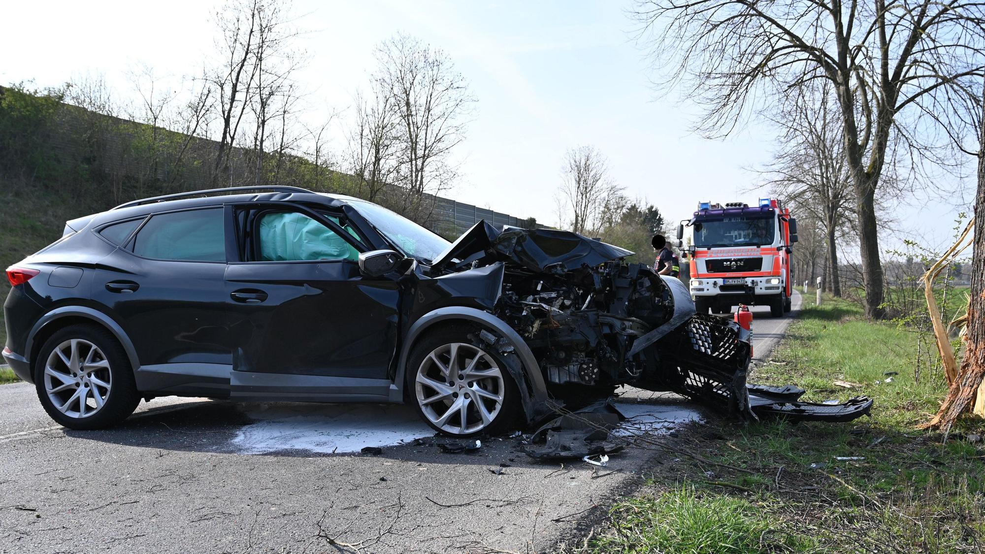 In Kerpen war am Freitag (20. März) der Erfttalstraße ein Pkw von der Fahrbahn abgekommen und gegen einen Baum geprallt.