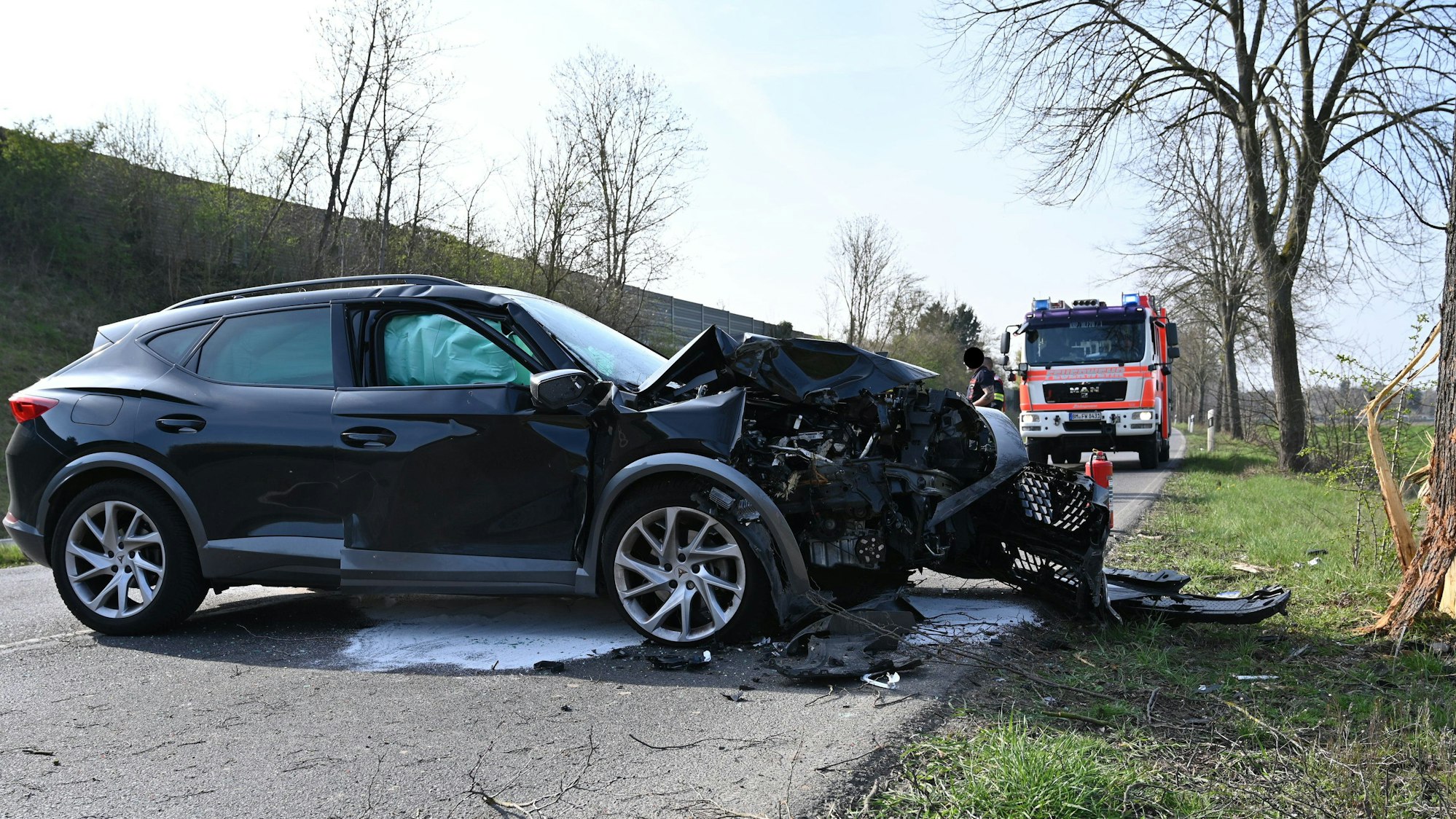 In Kerpen war am Freitag (20. März) der Erfttalstraße ein Pkw von der Fahrbahn abgekommen und gegen einen Baum geprallt.