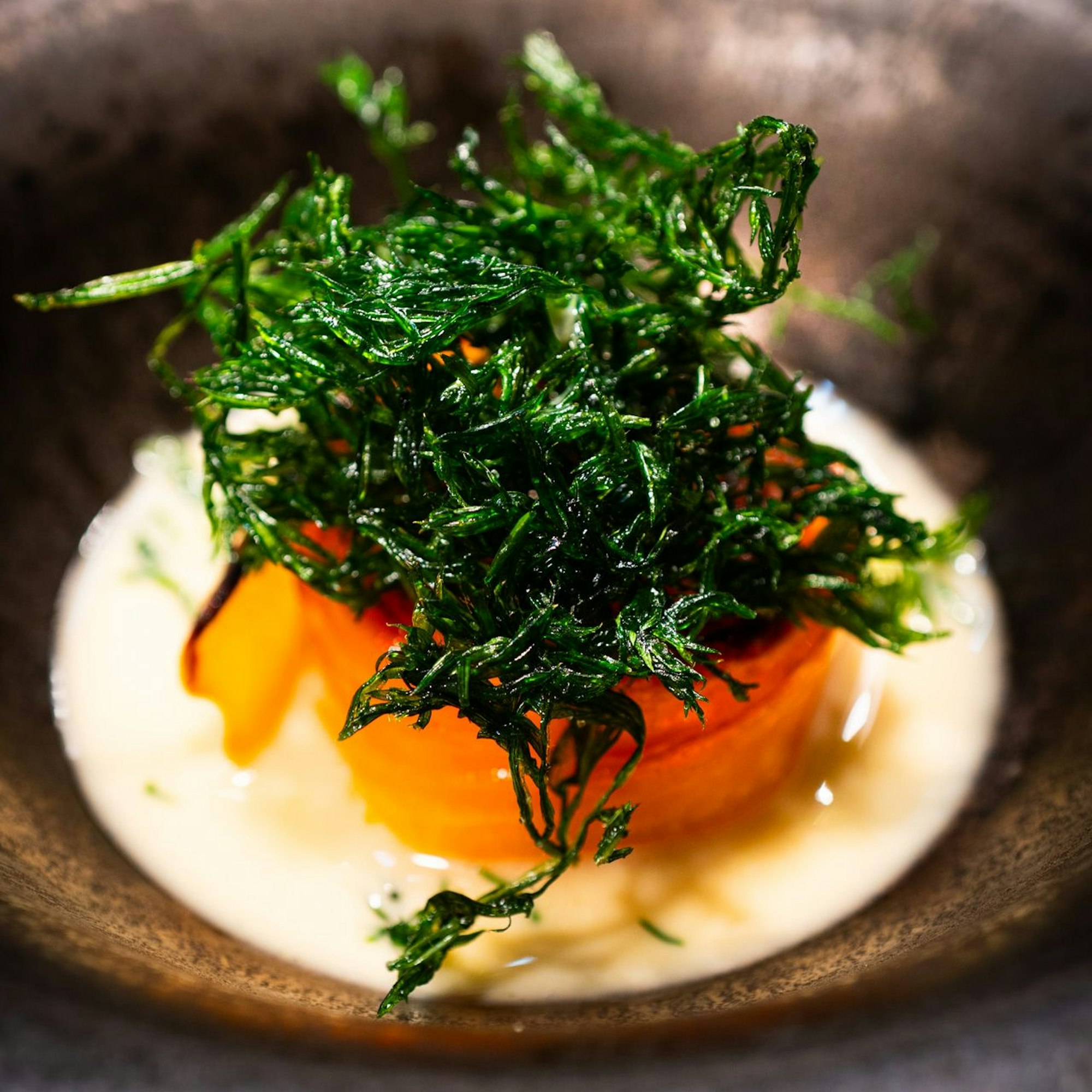 Der Gang Karotte mit Kimchi, Hanfsaat und Koji-Öl