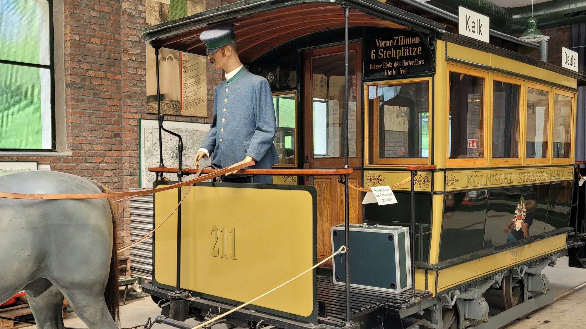 Eine historische Bahn wird vom Pferd gezogen.