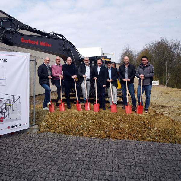 Das Bild zeigt den symbolischen Spatenstich für den Neubau eines Logistikzentrums des Unternehmens Unitechnik am Standort im Industriegebiet Wiehl-Bomig.