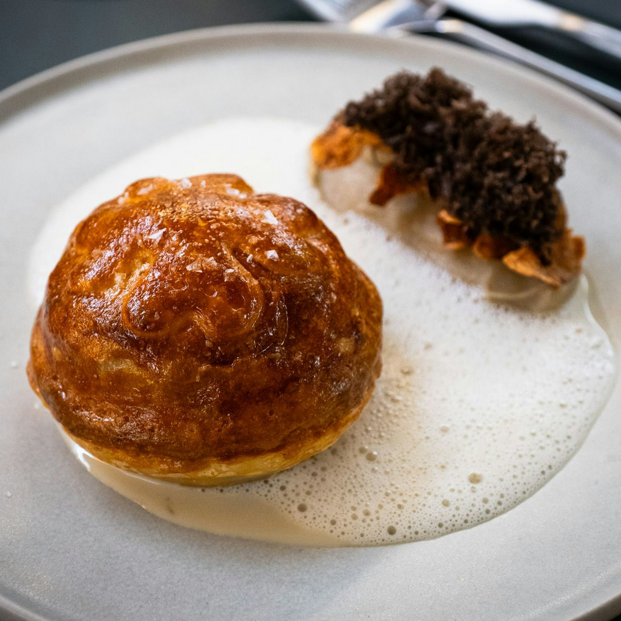 Blätterteigpastete gefüllt mit Topinambur und Trüffel.