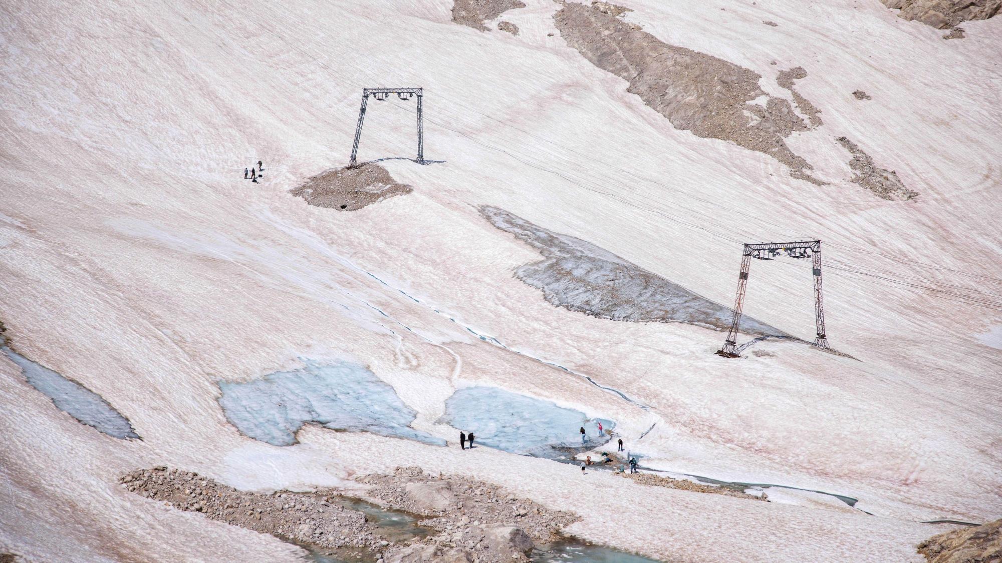 Schnee liegt auf dem Gletscherrest des Nördlichen Schneeferners auf dem Zugspitzplatt. Der Nördliche Schneeferner ist der zweitgrößte deutsche Gletscher. (Archivbild)