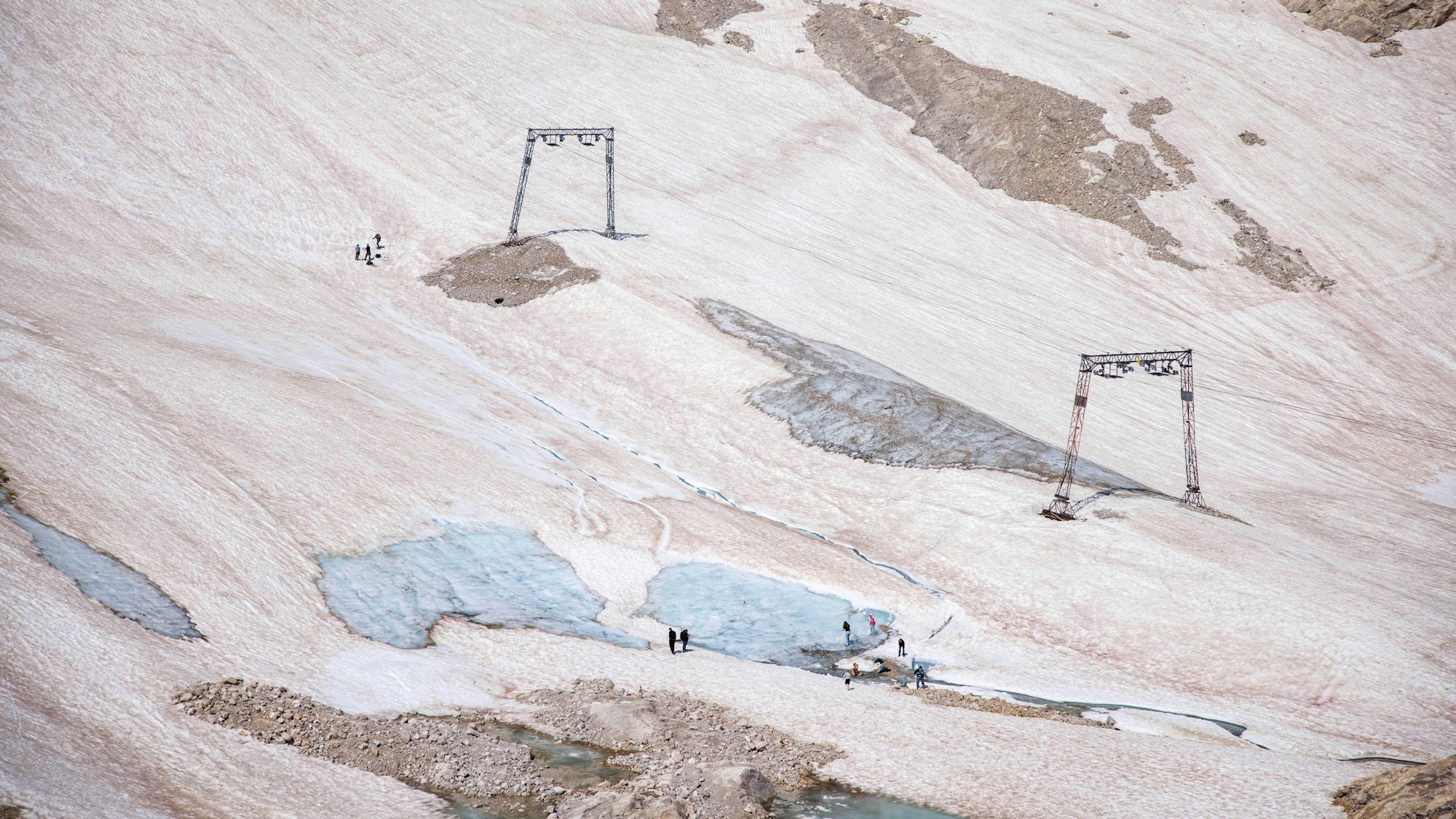 Schnee liegt auf dem Gletscherrest des Nördlichen Schneeferners auf dem Zugspitzplatt. Der Nördliche Schneeferner ist der zweitgrößte deutsche Gletscher. (Archivbild)