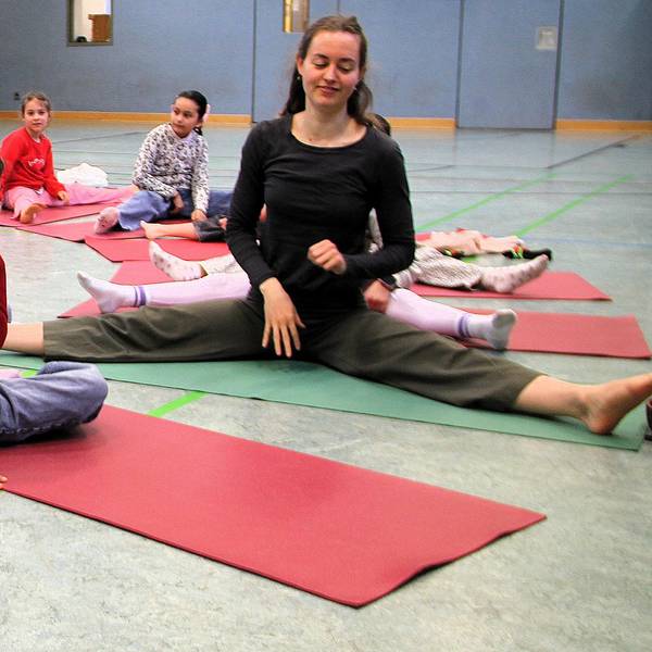 Die Kinder der Grundschule Trierer Straße werden unter Anleitung von Yoga-Lehrerin Elia Pichl in die Philosophie und Techniken des Yogas eingeführt.