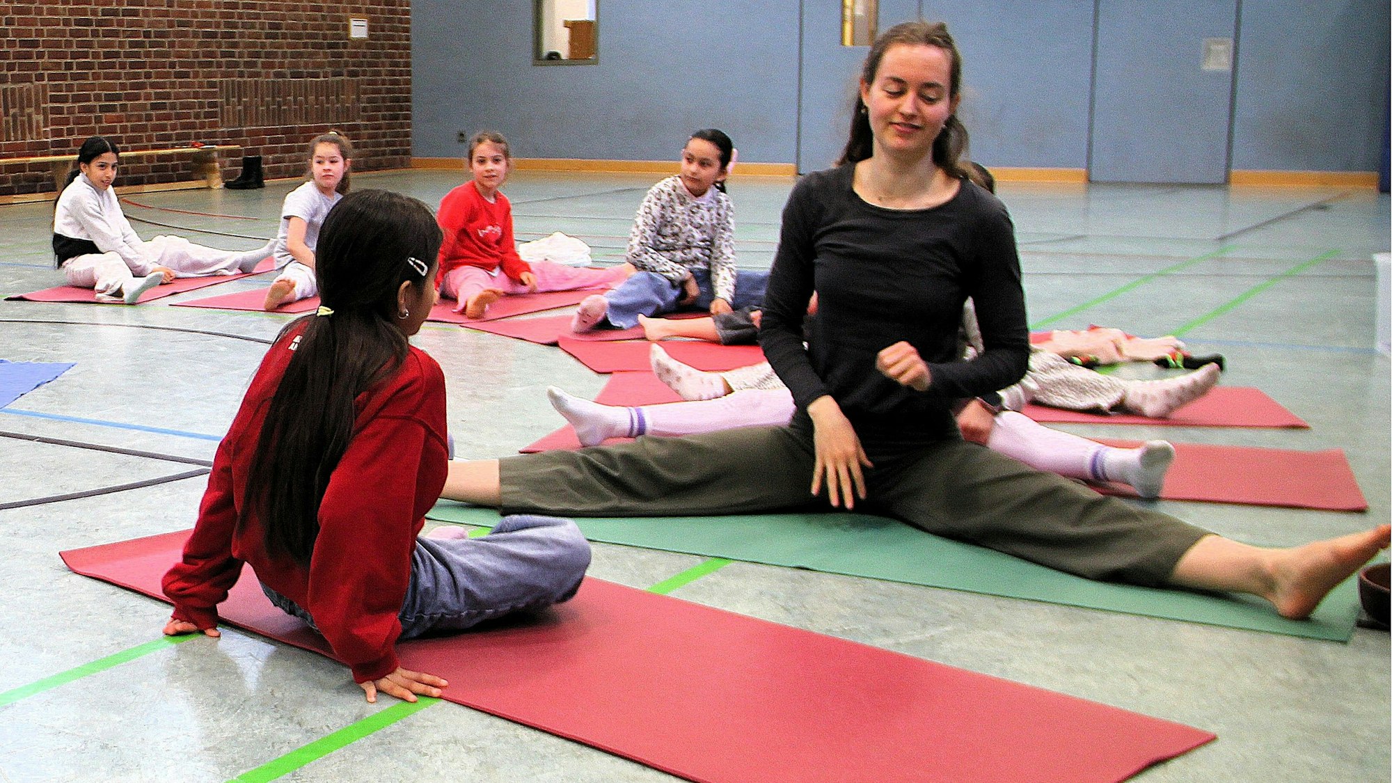 Die Kinder der Grundschule Trierer Straße werden unter Anleitung von Yoga-Lehrerin Elia Pichl in die Philosophie und Techniken des Yogas eingeführt.