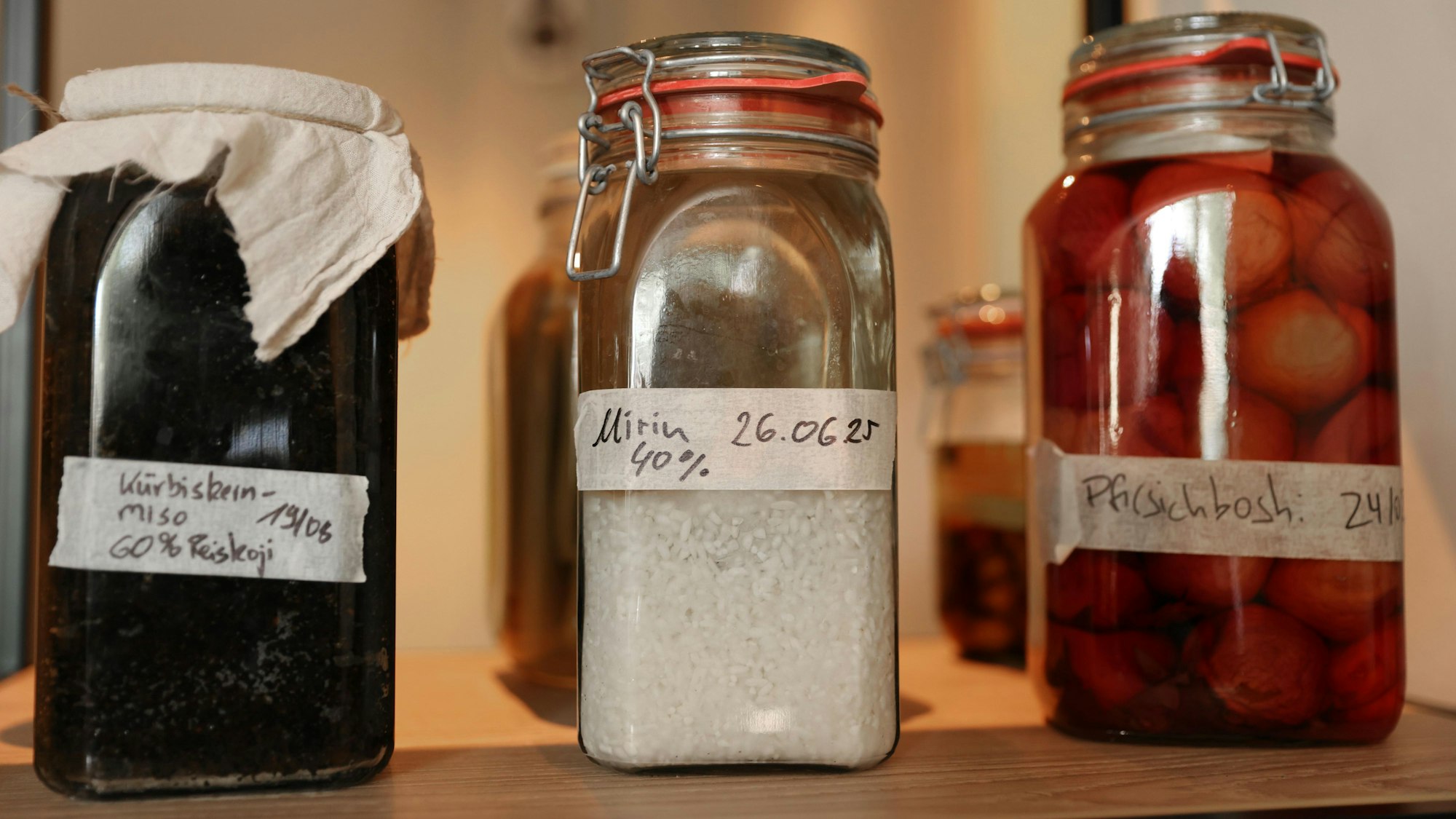 Auch im Gastraum stehen Gläser und Flaschen mit eingelegtem oder fermentierten Lebensmitteln.