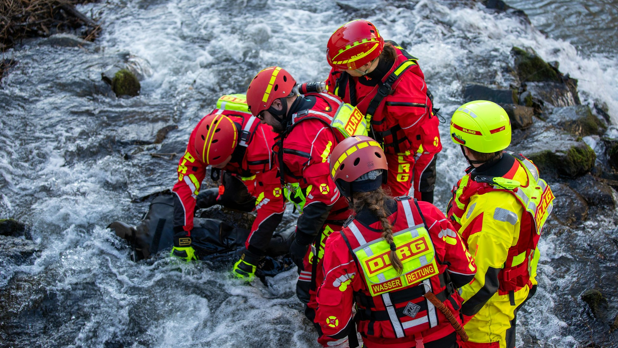 Strömungsretter im Einsatz.