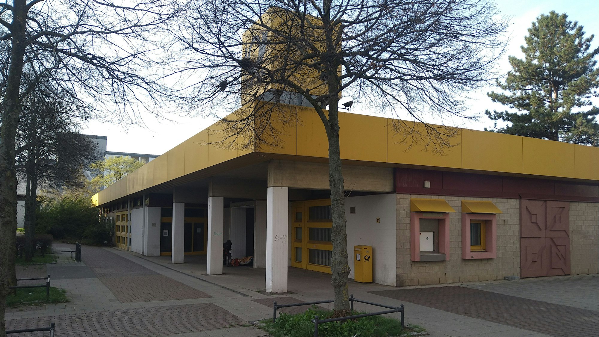 Die geschlossene Chorweiler Postbank-Filiale von außen.