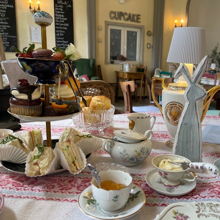 Das Auge issst mit: Die Teatime in der Zuckerbäckerei in der Orangerie von Schloss Merten in Eitorf.