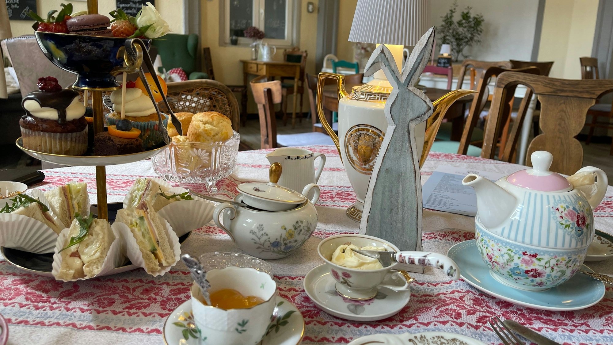Das Auge issst mit: Die Teatime in der Zuckerbäckerei in der Orangerie von Schloss Merten in Eitorf.