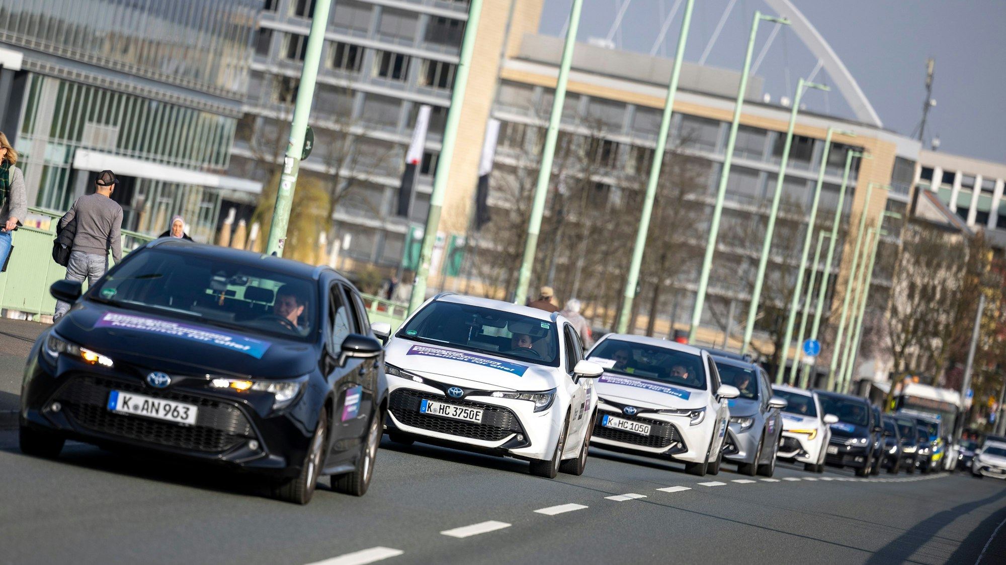 Mietwagenfahrer demonstrieren in Köln gegen die Einführung von Mindestpreisen für ihre Fahrdienste.