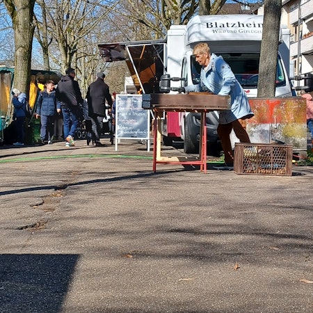 Schlaglöcher, Risse im Asphalt und Kabelbrücken: Die Promenade am Riehler Gürtel bietet einige Stolperfallen und Hindernisse, gerade für Senioren mit Rollator.