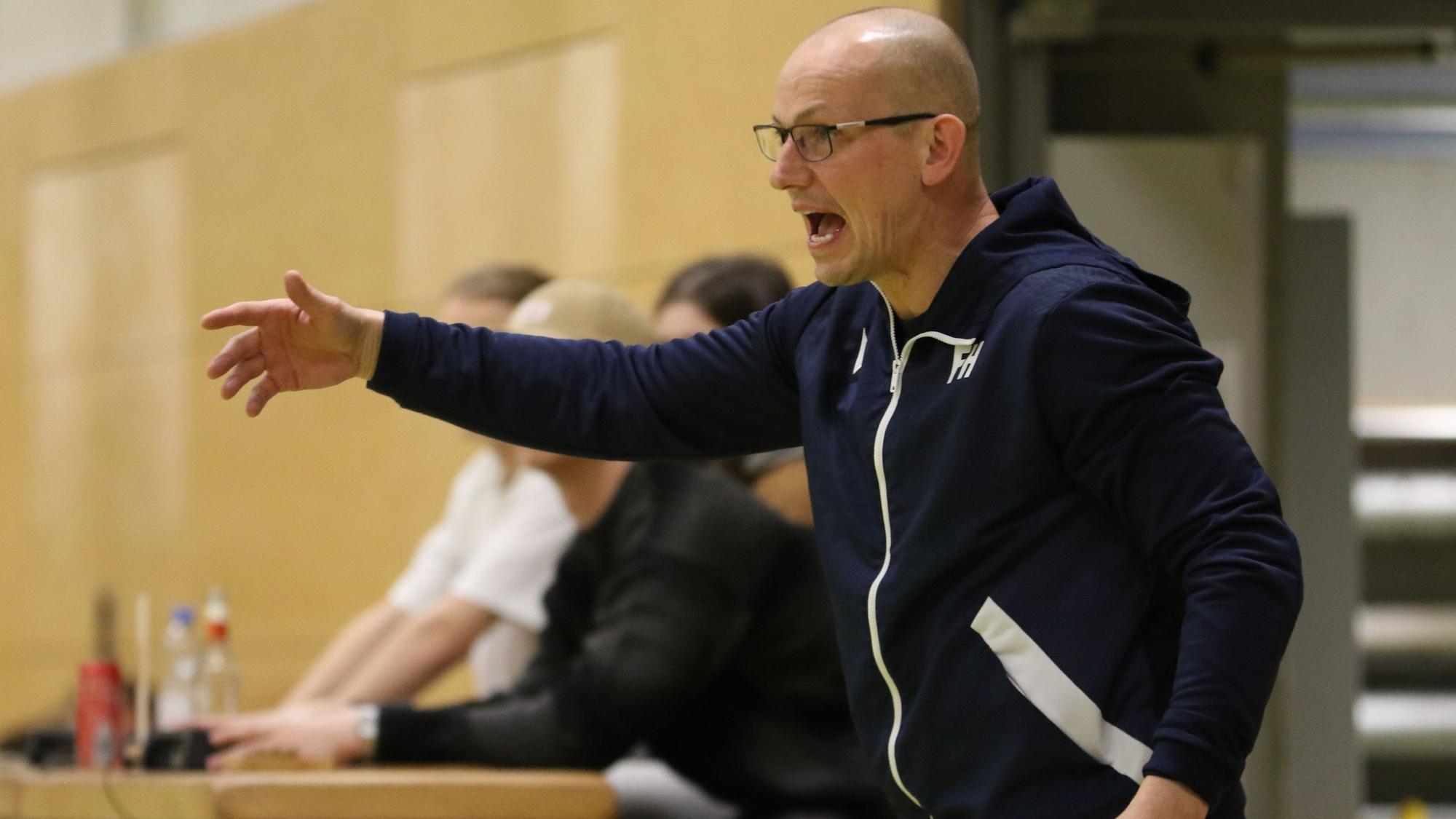 Das Bild zeigt den Trainer der Erftbaskets an der Seitenlinie.