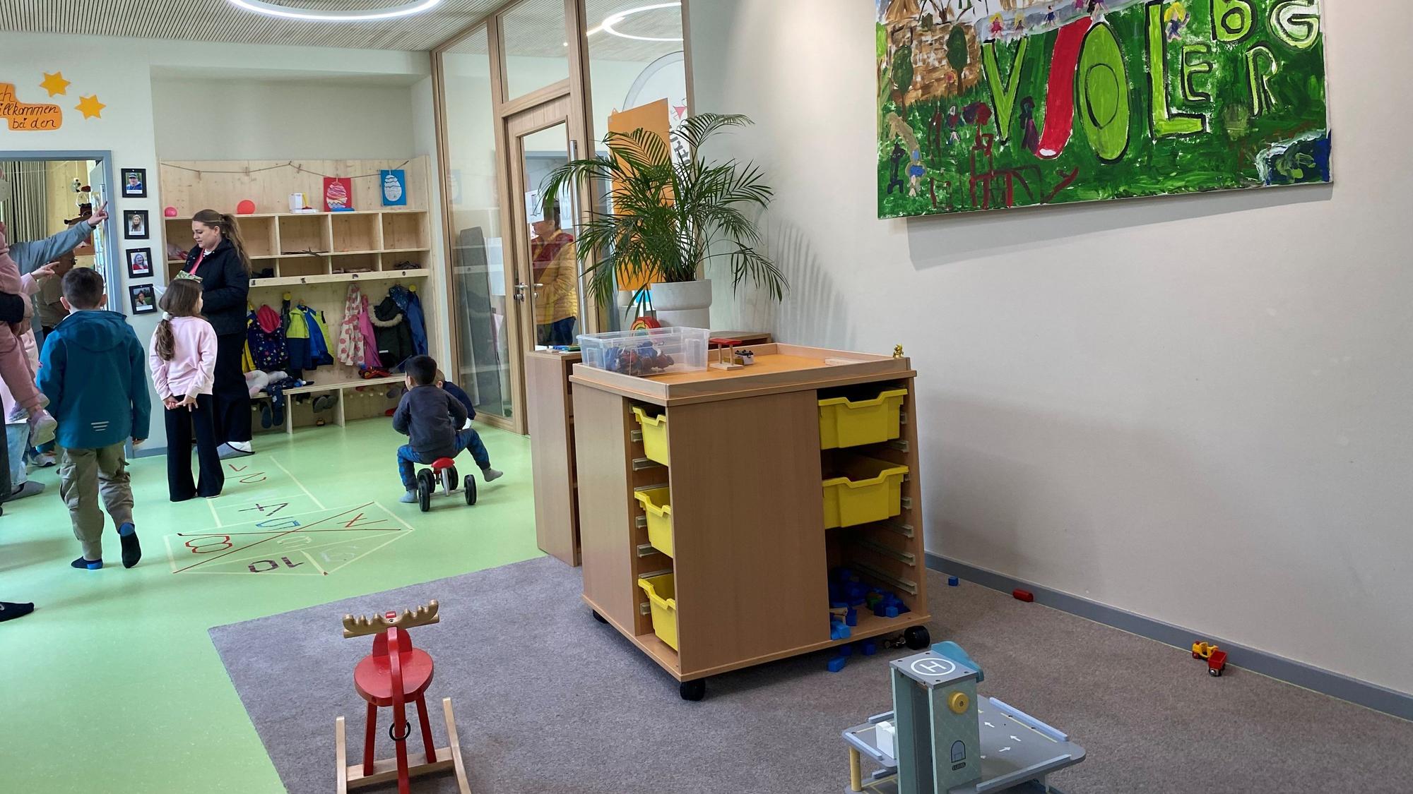 Eltern und Kinder Spielgeräte auf dem Boden