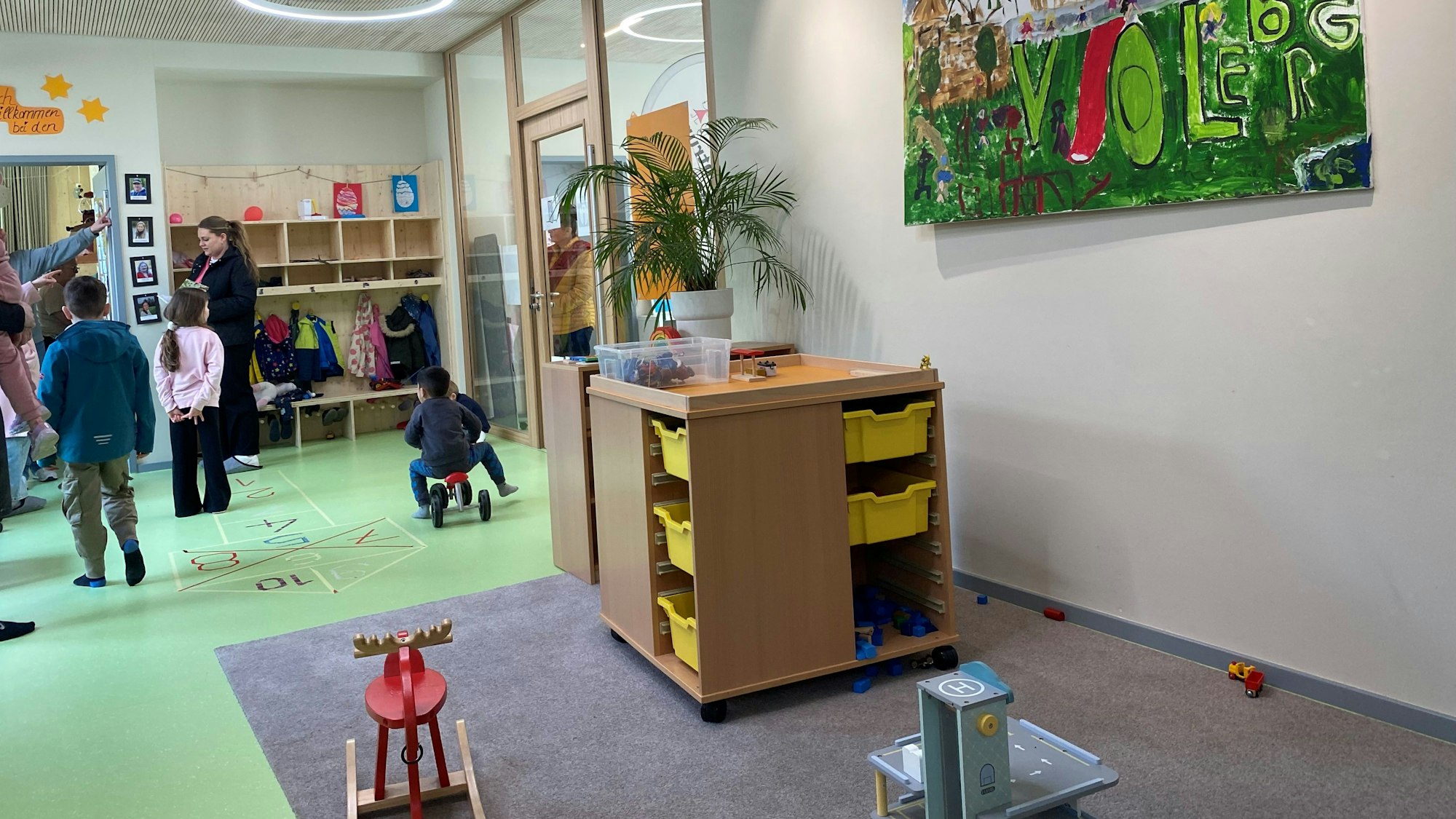 Eltern und Kinder Spielgeräte auf dem Boden