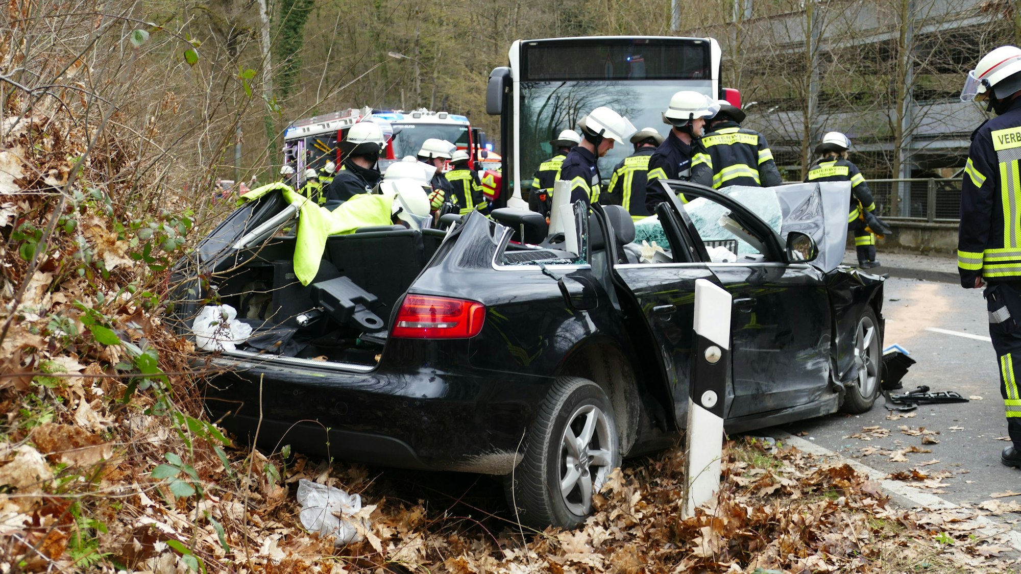 Die Feuerwehr trennte das Dach des Audis ab, um den Fahrer zu befreien.