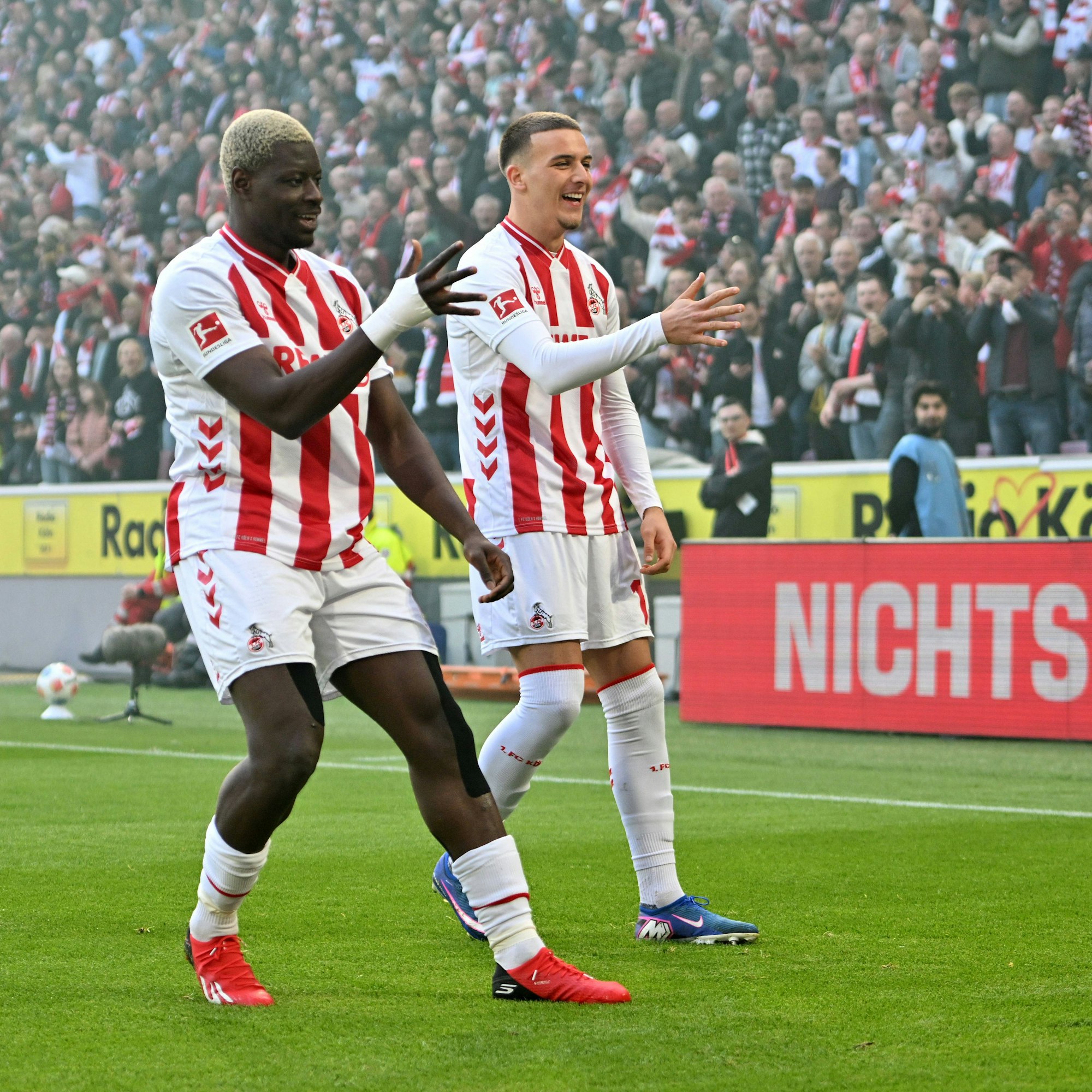 Da war die FC-Welt noch in Ordnung: Die Torschützen Ragnar Ache (l.) und Said El Mala jubeln nach dem Treffer zum 2:1.