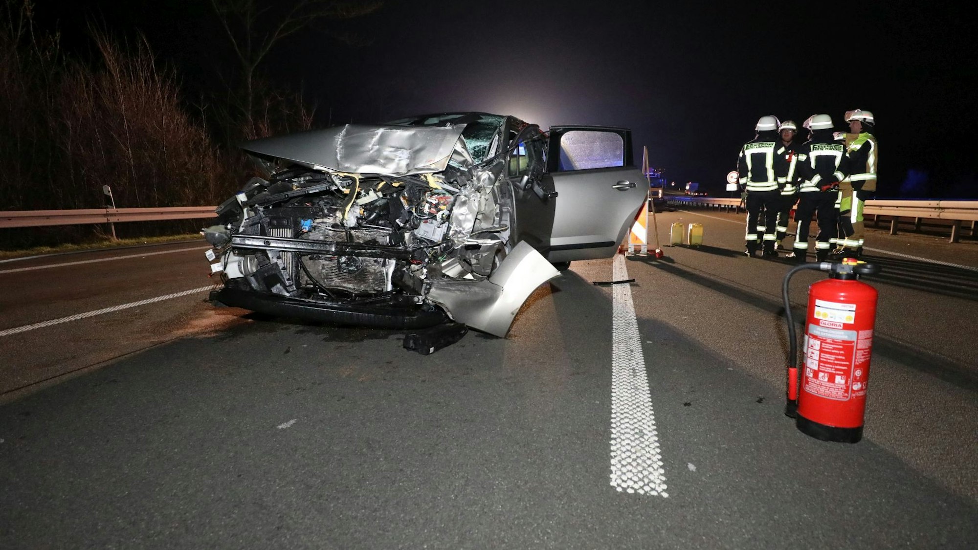 In der Nacht raste ein Peugeot in eine Baustellenabsicherung auf der A3 bei Aegidienberg.