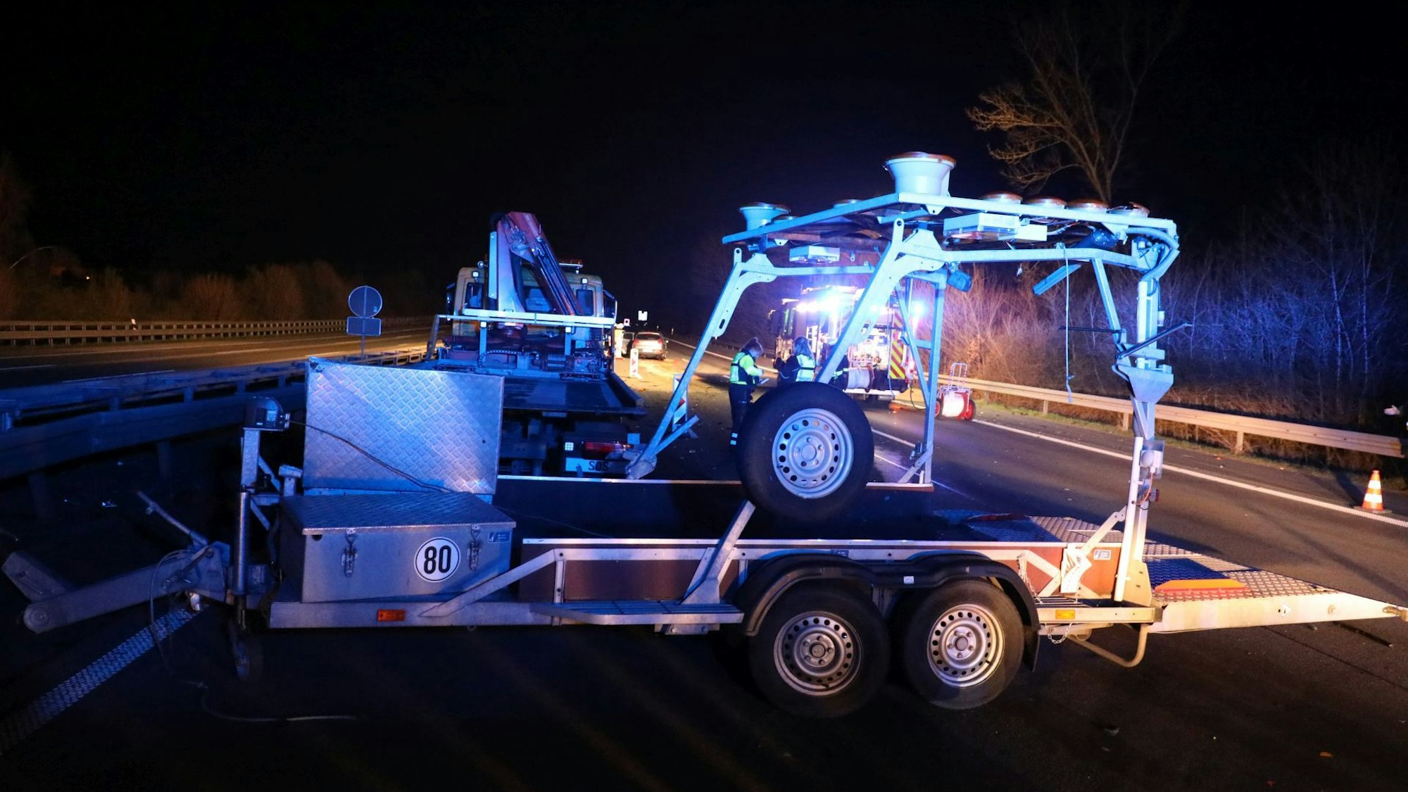 Durch die Wucht des Aufpralls riss der Baustellenanhänger ab und wurde quer über zwei Fahrspuren geschoben.