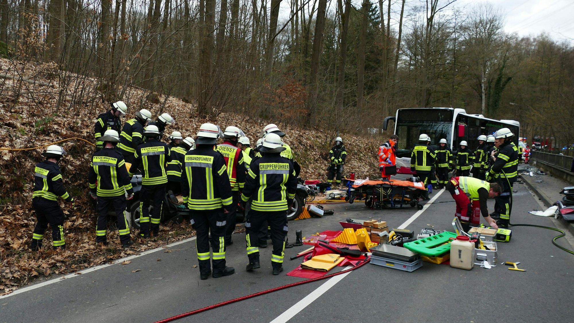 Auf der Sövener Straße in Hennef ist am Samstagmittag ein Linienbus mit einem Auto zusammengestoßen.