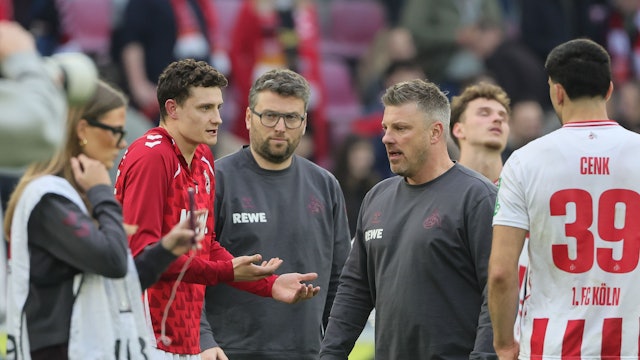 Diskussionsbedarf nach dem Derby: Eric Martel, der zum 3:3-Endstand traf und Gelb-Rot sah (rote Jacke) und Trainer Lukas Kwasniok, der wohl vor der Ablösung steht.