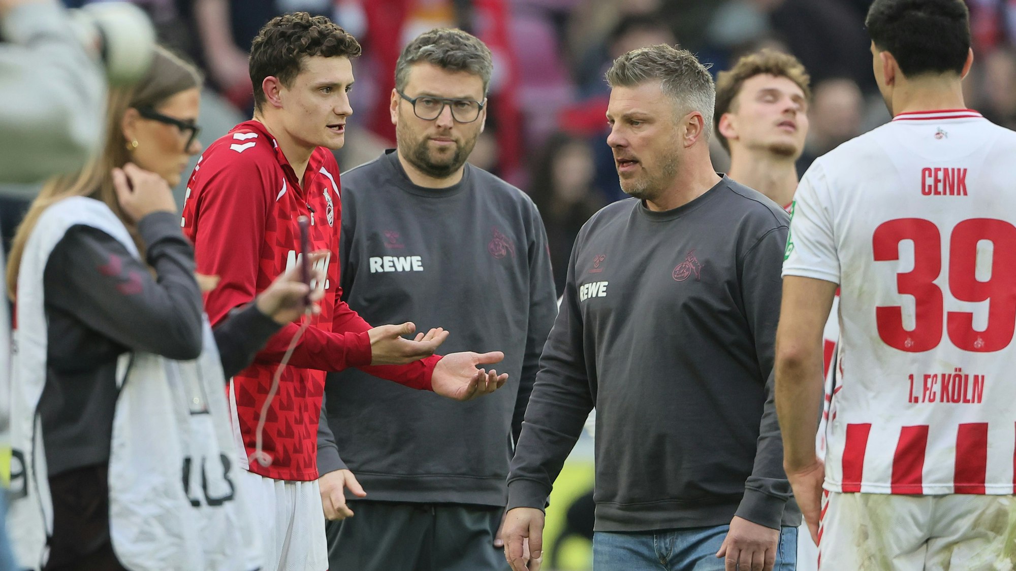 Diskussionsbedarf nach dem Derby: Eric Martel, der zum 3:3-Endstand traf und Gelb-Rot sah (rote Jacke) und Trainer Lukas Kwasniok, der wohl vor der Ablösung steht.
