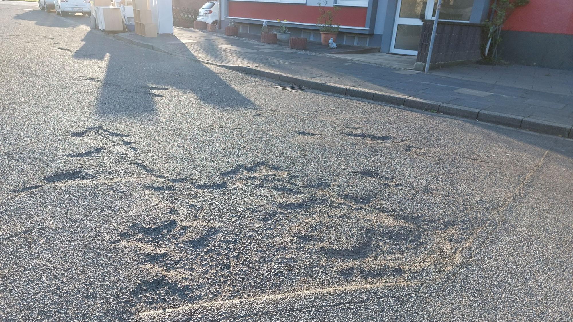 Schlaglöcher an der Kreuzung Michaelstraße/Bismarckstraße im Siegburger Stadtteil Zange;