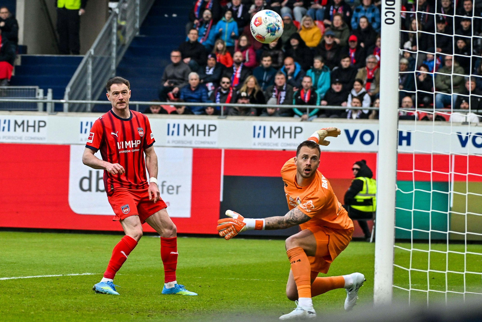 Der erste Gegentreffer: Mark Flekken (r.) kassiert in Heidenheim das 2:1.