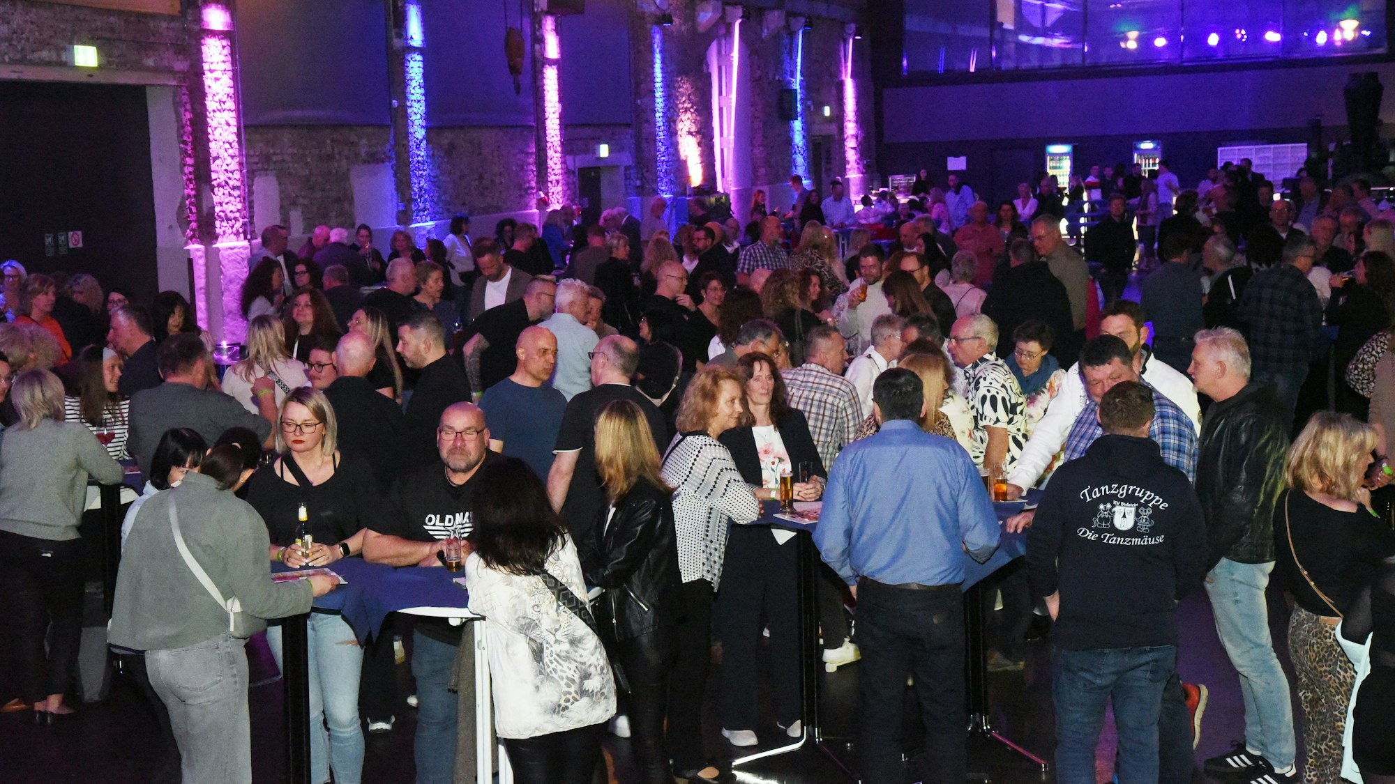 Besucherinnen und Besucher in der Halle 32 mit guter Laune.