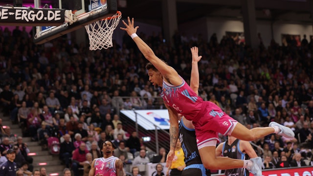 Kommt ein Bonner geflogen: Bonns Alijah Comithier (vorne) entschied das Hinspiel für die Baskets gegen Ulm in letzter Sekunde.