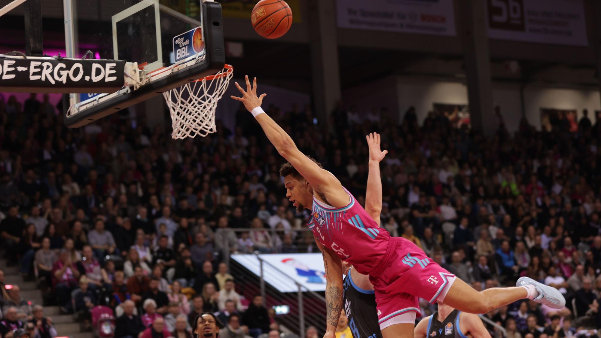 Kommt ein Bonner geflogen: Bonns Alijah Comithier (vorne) entschied das Hinspiel für die Baskets gegen Ulm in letzter Sekunde.
