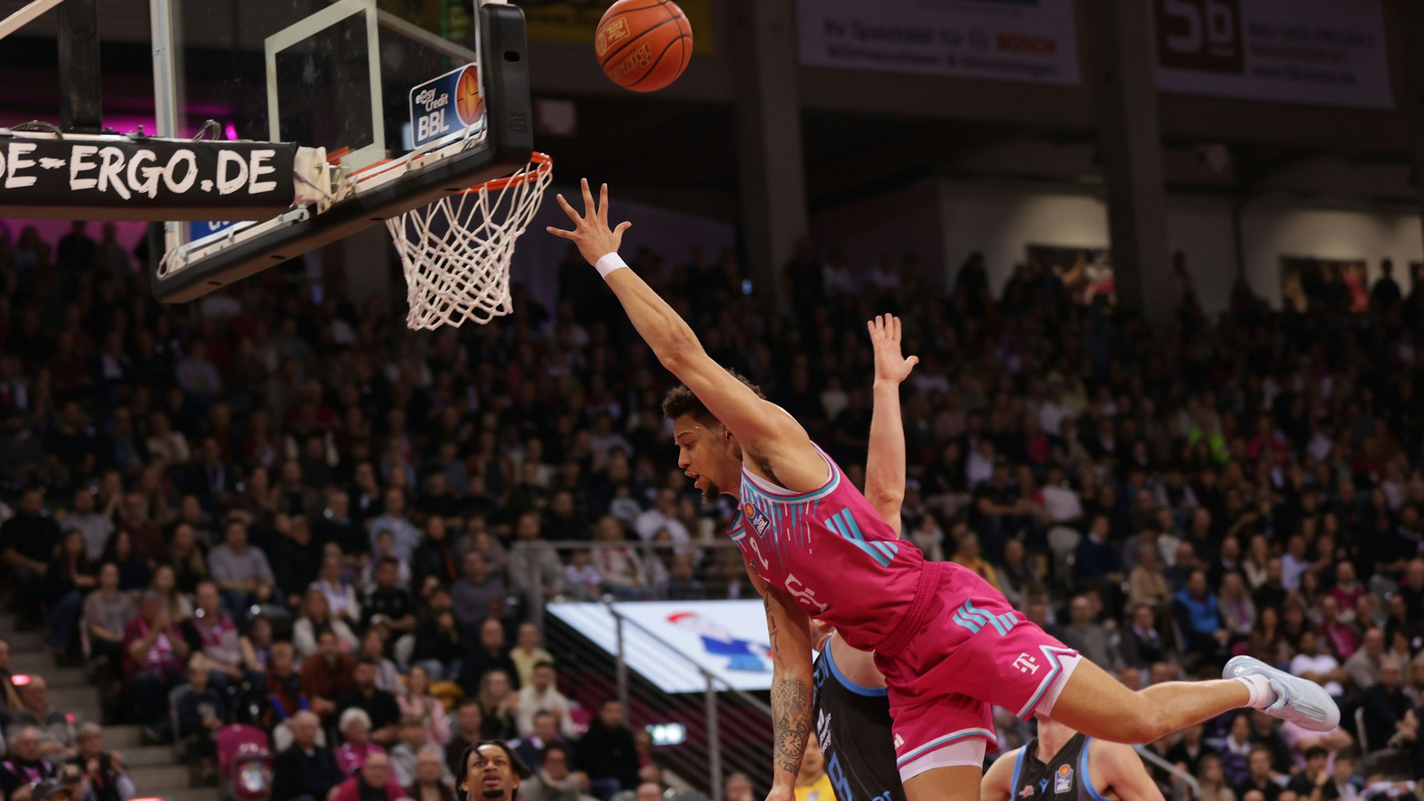 Kommt ein Bonner geflogen: Bonns Alijah Comithier (vorne) entschied das Hinspiel für die Baskets gegen Ulm in letzter Sekunde.