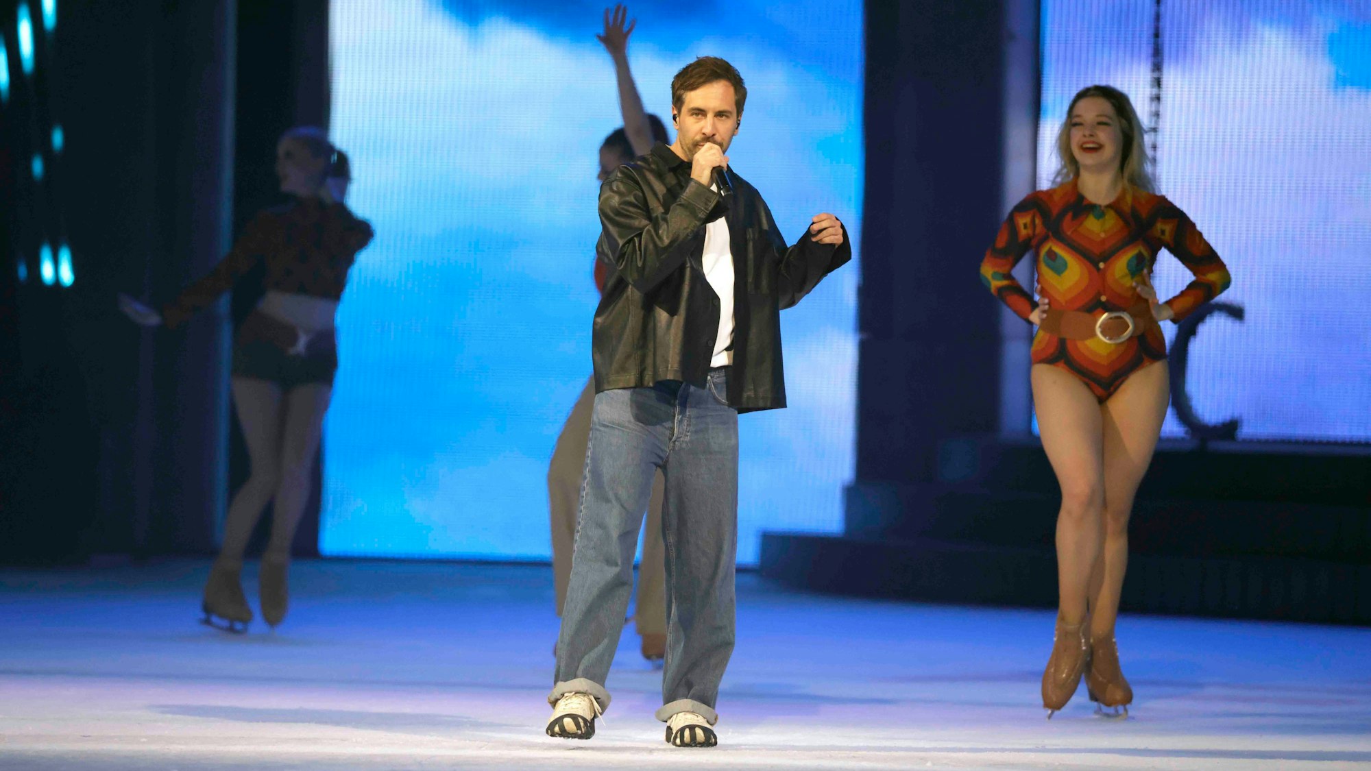In der neuen „Holiday on Ice“-Show „Cinema of Dreams“ hat Popstar Max Giesinger einen Gast-Auftritt.