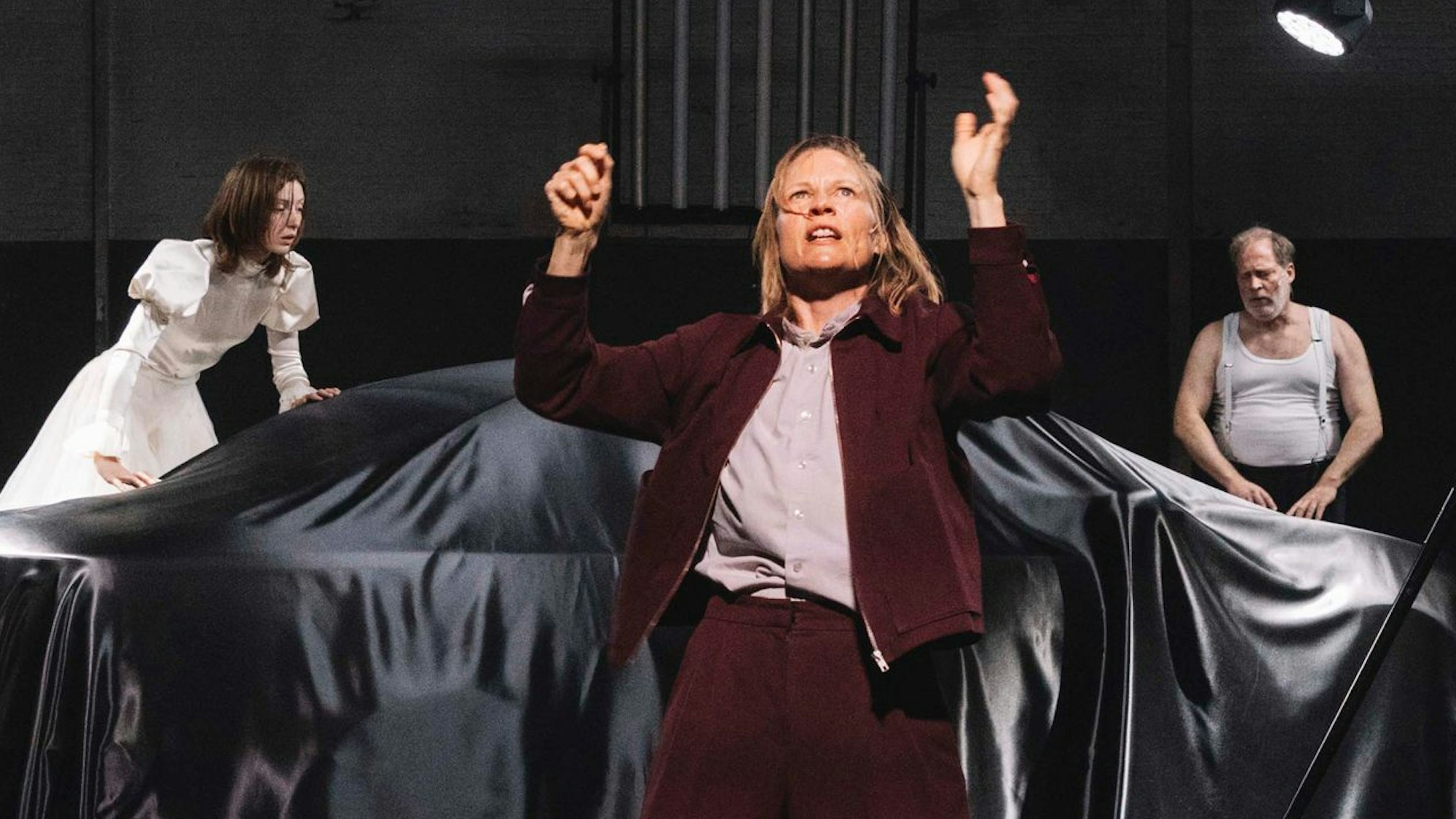 „Das Leiden anderer betrachten“: Evi Kehrstephan mit Louisa Beck und Benjamin Höppner.