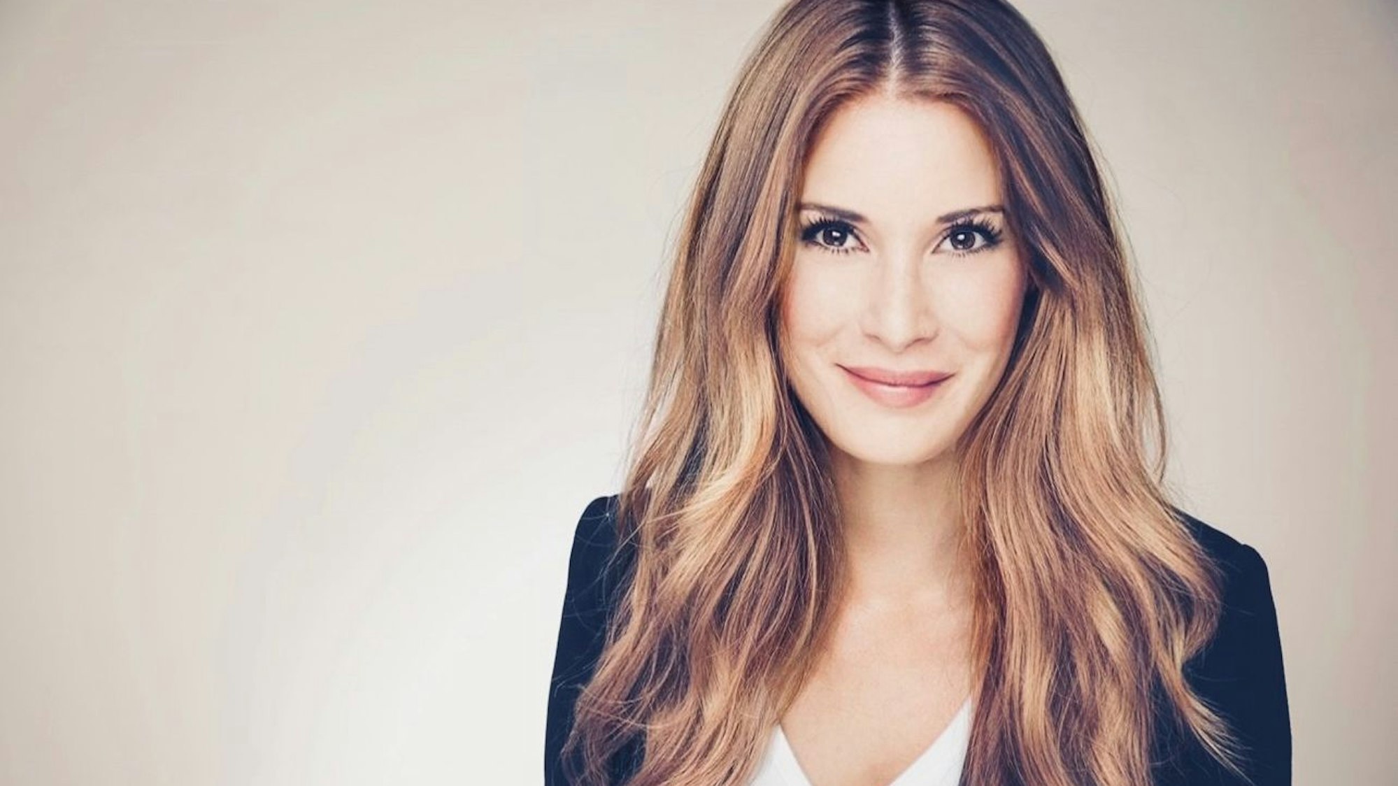 Das Bild zeigt die Wirtschaftspsychologin. Sie hat lange Haare und trägt ein Sakko.