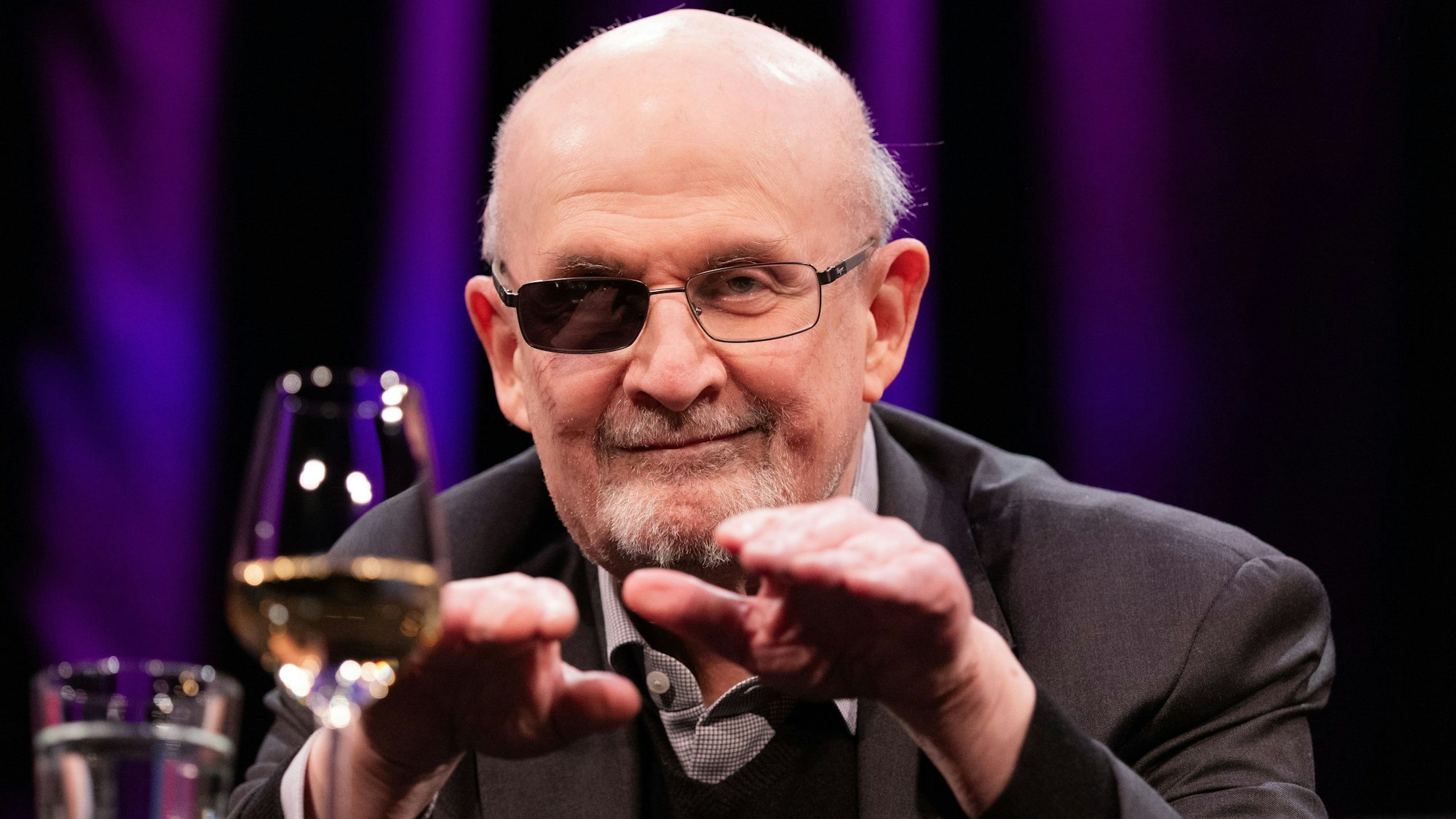 20.03.2026, Nordrhein-Westfalen, Köln: Salman Rushdie, britisch-indischer Schriftsteller, sitzt im Rahmen des Literaturfestivals Lit.Cologne auf der Bühne im Funkhaus. Foto: Rolf Vennenbernd/dpa +++ dpa-Bildfunk +++