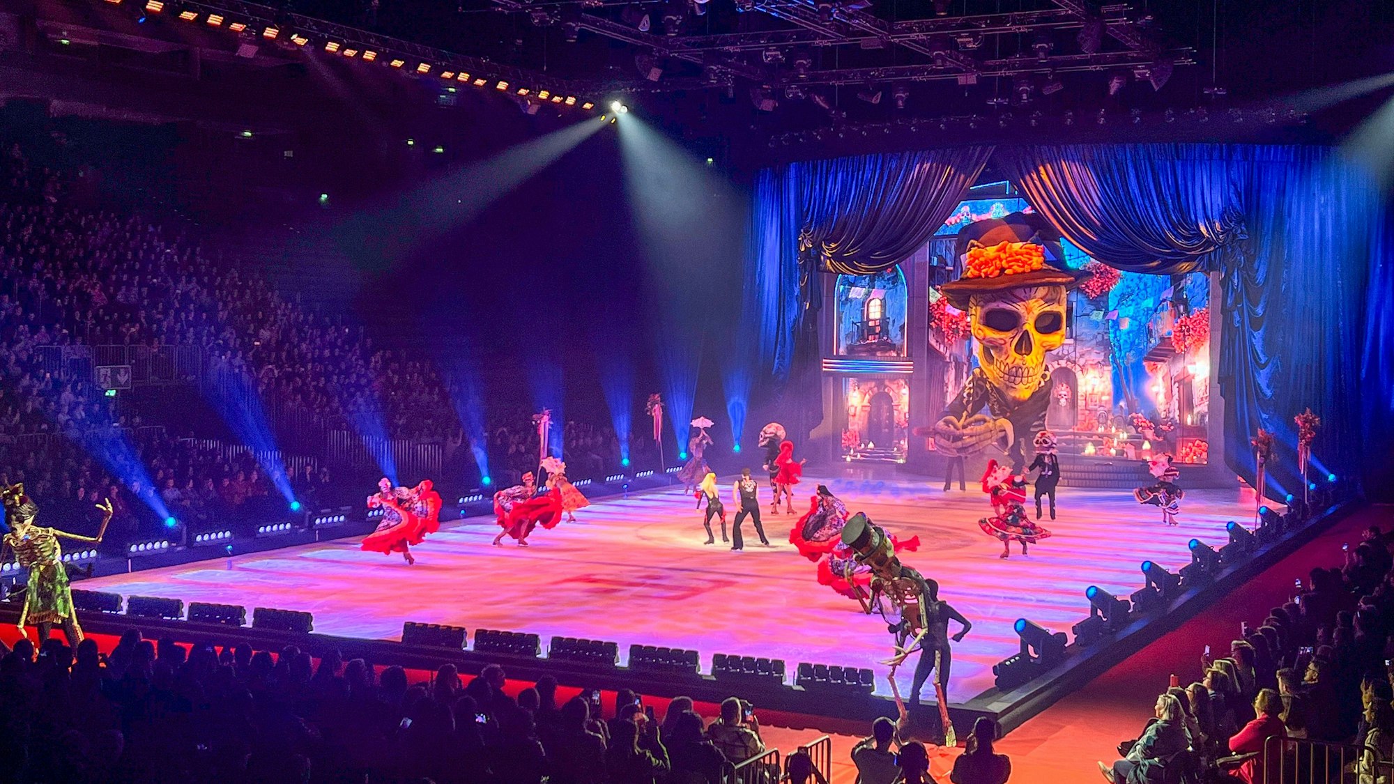 Einer der Höhepunkte der neuen „Holiday on Ice“-Show in der Lanxess Arena: die Inszenierung des mexikanischen Feiertags „Día de Muertos“.