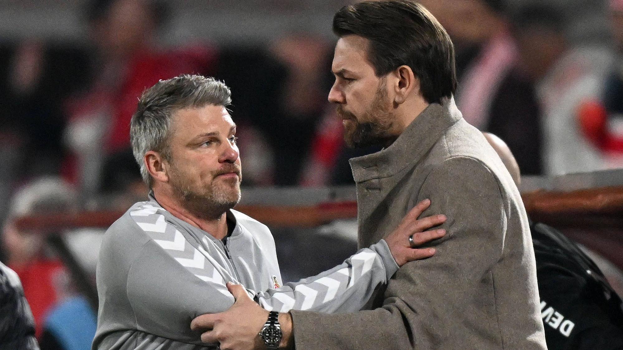 Begegnung nach der Enttäuschung imDerby: FC-Trainer Lukas Kwasniok (l.) und Sportchef Thomas Kessler.