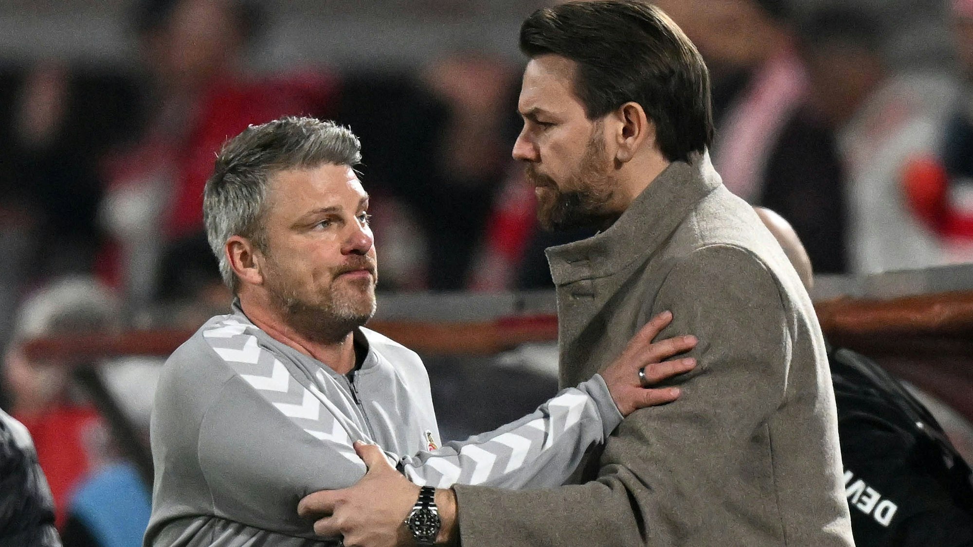 Begegnung nach der Enttäuschung imDerby: FC-Trainer Lukas Kwasniok (l.) und Sportchef Thomas Kessler.