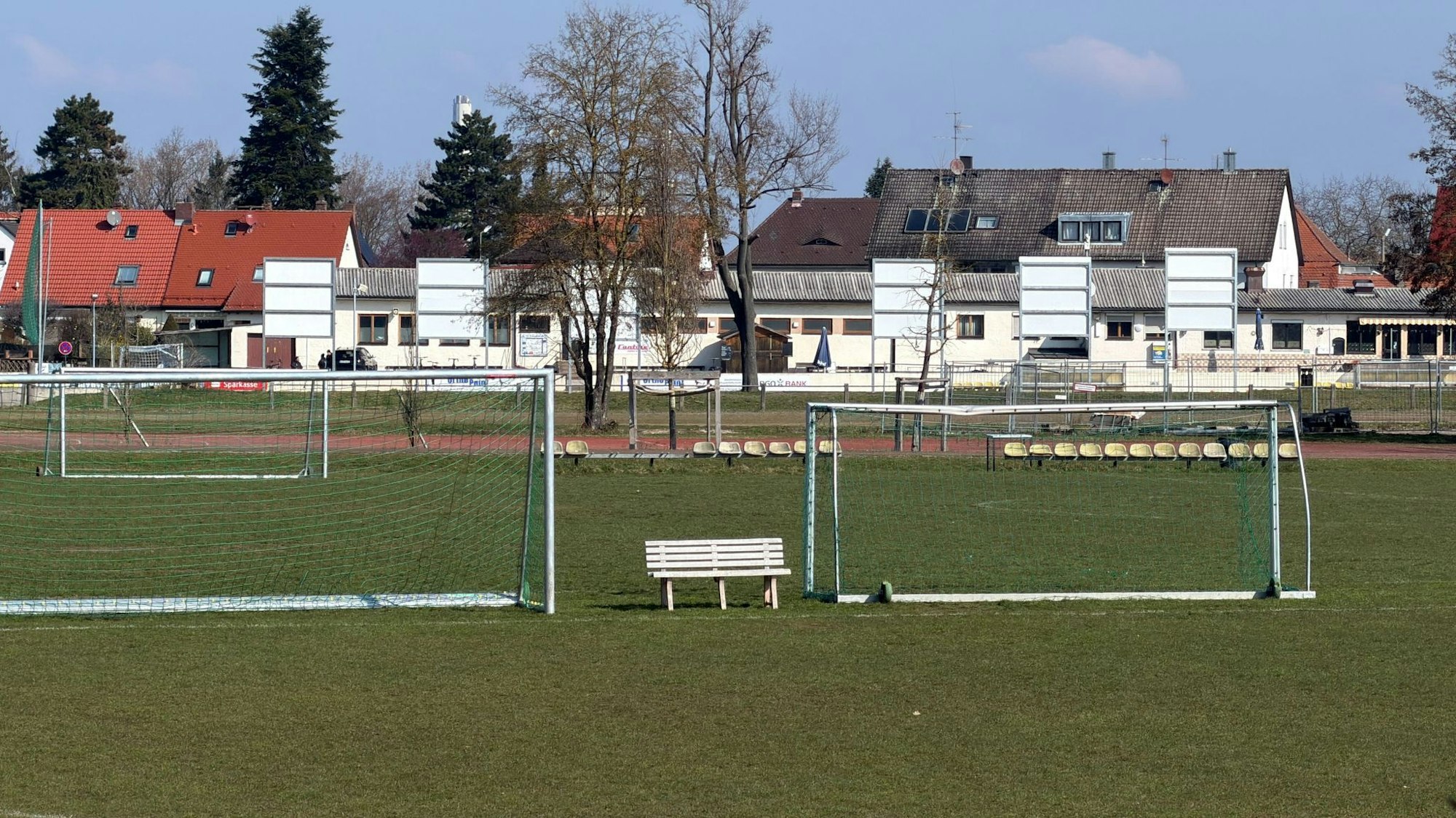 In Erlangen ist ein Fußballtor auf einen Jungen gestürzt.
