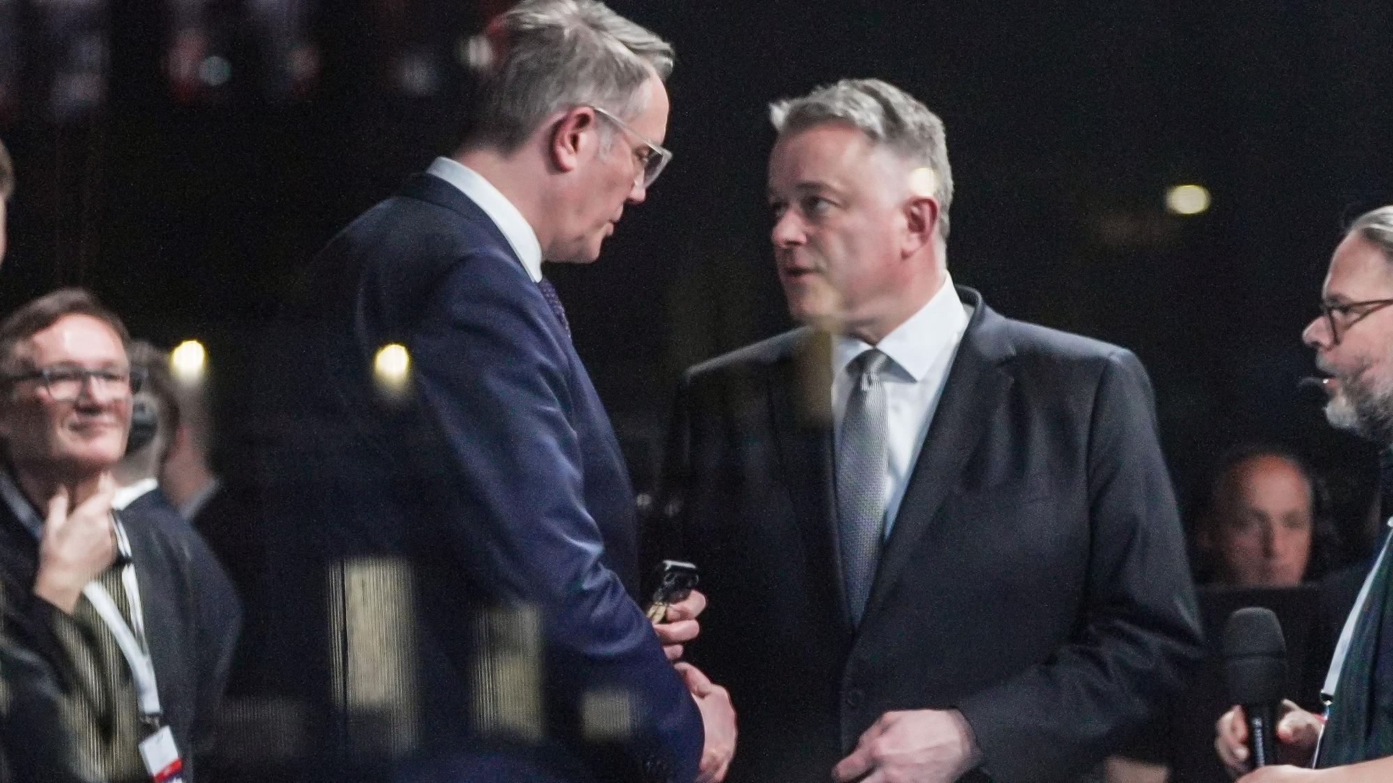 22.03.2026, Rheinland-Pfalz, Mainz: Ministerpräsident Alexander Schweitzer (l, SPD) gibt Gordon Schnieder (CDU), Landesparteichef, im ARD Fernsehstudio die Hand. Am Sonntag hat in Rheinland-Pfalz die Landtagswahl stattgefunden. Foto: Andreas Arnold/dpa +++ dpa-Bildfunk +++