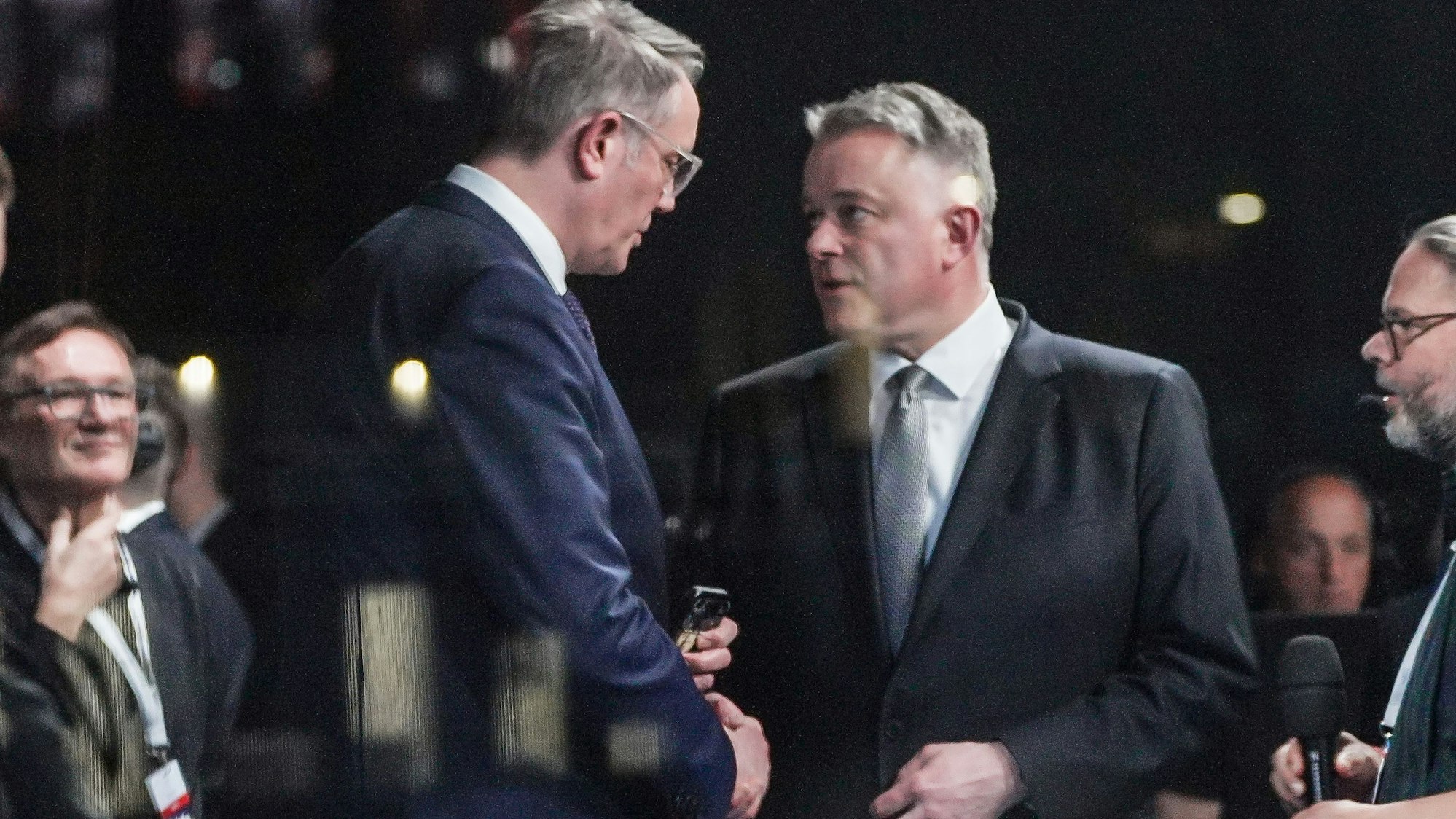 22.03.2026, Rheinland-Pfalz, Mainz: Ministerpräsident Alexander Schweitzer (l, SPD) gibt Gordon Schnieder (CDU), Landesparteichef, im ARD Fernsehstudio die Hand. Am Sonntag hat in Rheinland-Pfalz die Landtagswahl stattgefunden. Foto: Andreas Arnold/dpa +++ dpa-Bildfunk +++