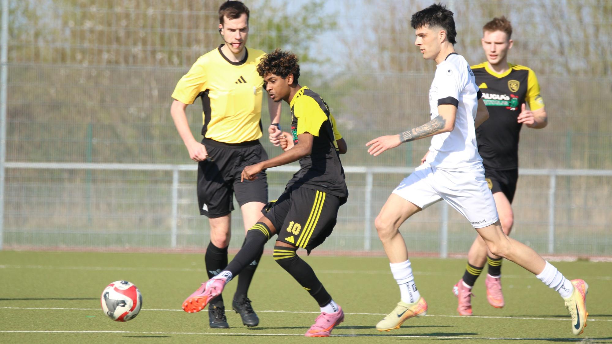 Aryan Suthaharan spielt den Ball ab, ein Gegenspieler kann ihm nicht folgen.