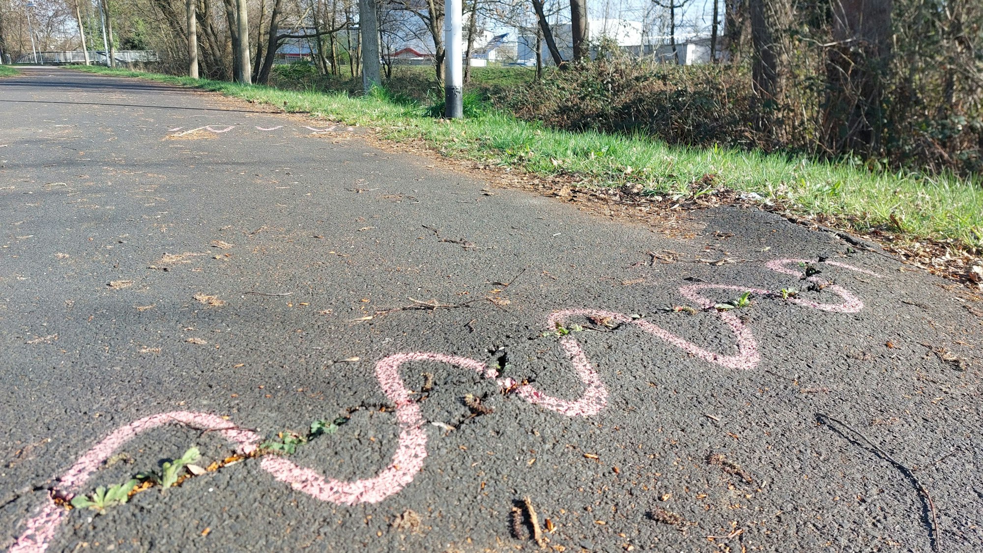 Zwei für Radfahrer durchaus gefährliche Hubbel, immerhin bereits markiert. Fahrradweg entlang der Wilhelmstraße/ L332 in Siegburg, hier zwischen Mühlengraben und Isaac-Bürger-Straße in Höhe des künftigen Spielcasinos.