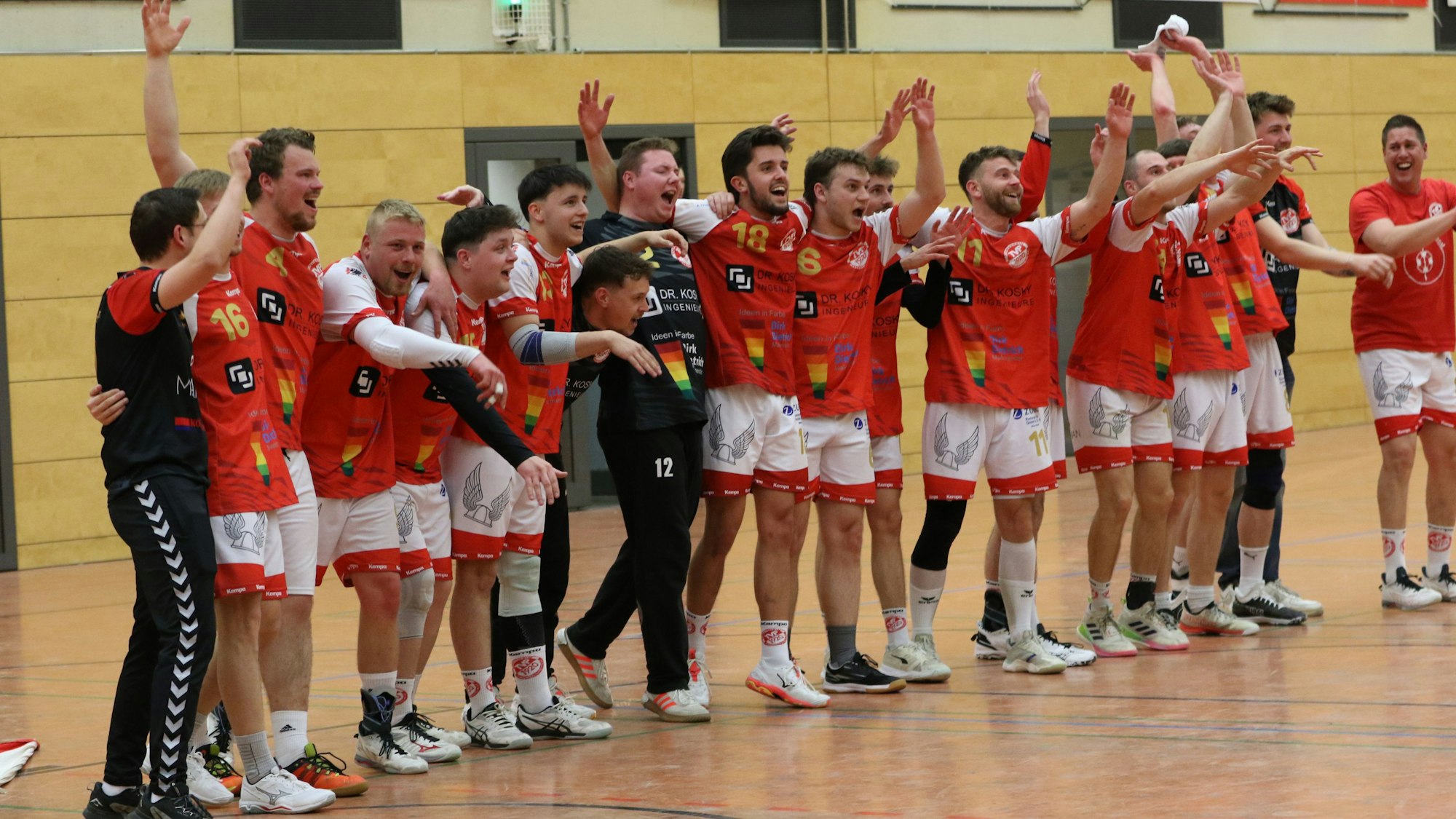 Die Spieler stehen Arm in Arm nebeneinander und lassen sich vom Publikum feiern.