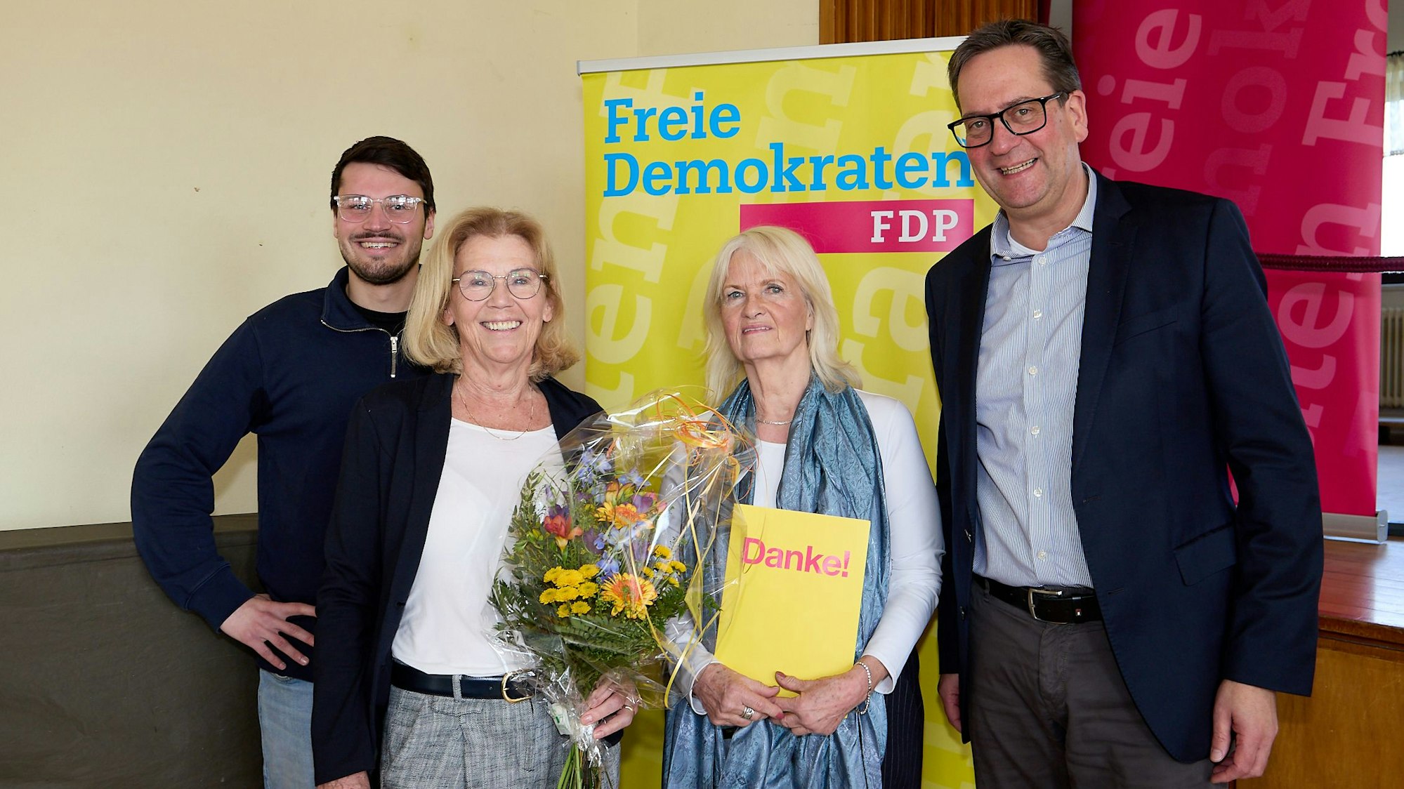 Neben Jan Griskewitz (l.) stehen (von rechts) Markus Herbrand, Ursula Schubert-Sarellas und Annegret Milbert.