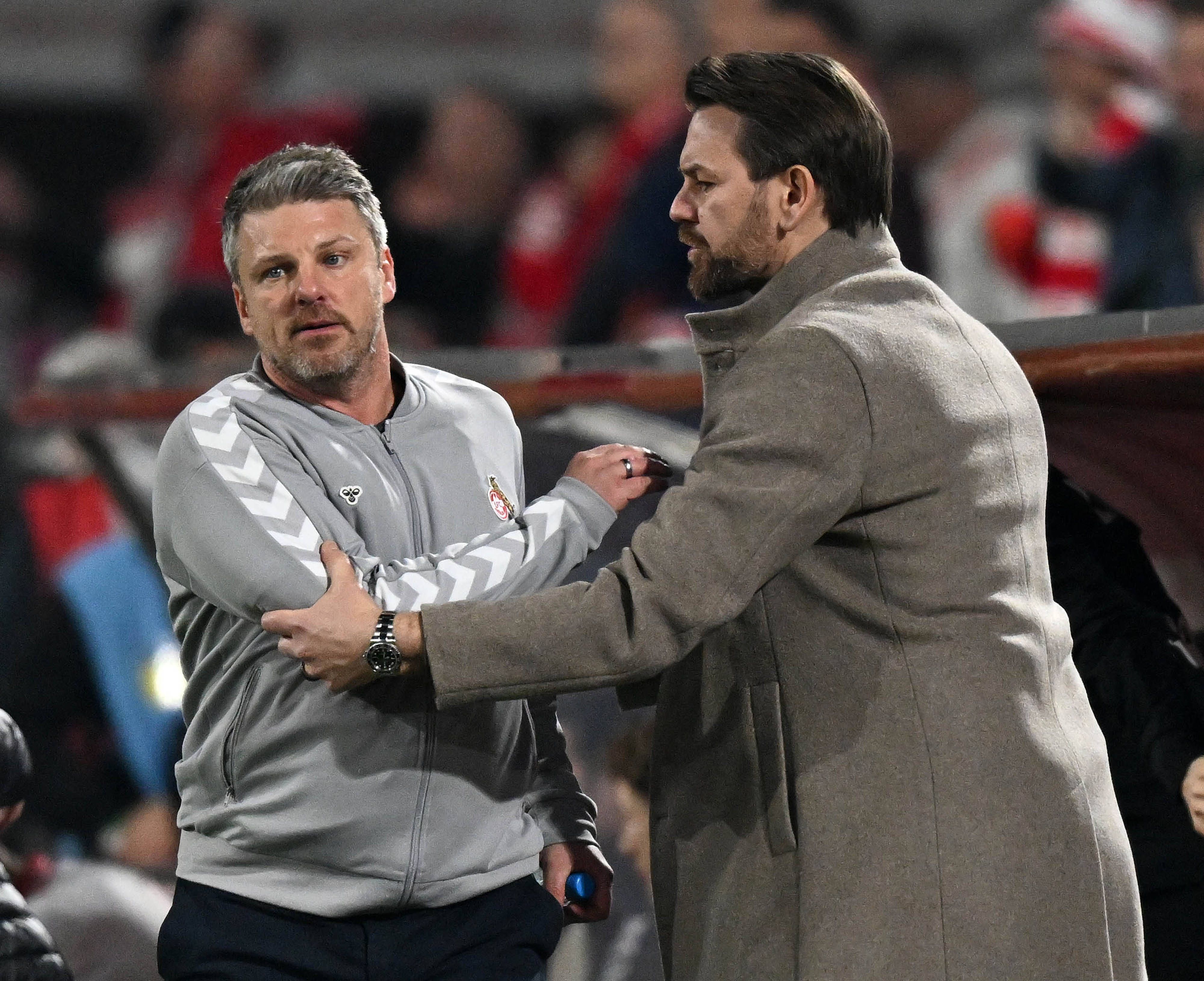 Lukas Kwasniok und Thomas Kessler nach dem 3:3 des 1. FC Köln gegen Borussia Mönchengladbach im März, Kwasnioks letztem Spiel als FC-Coach.